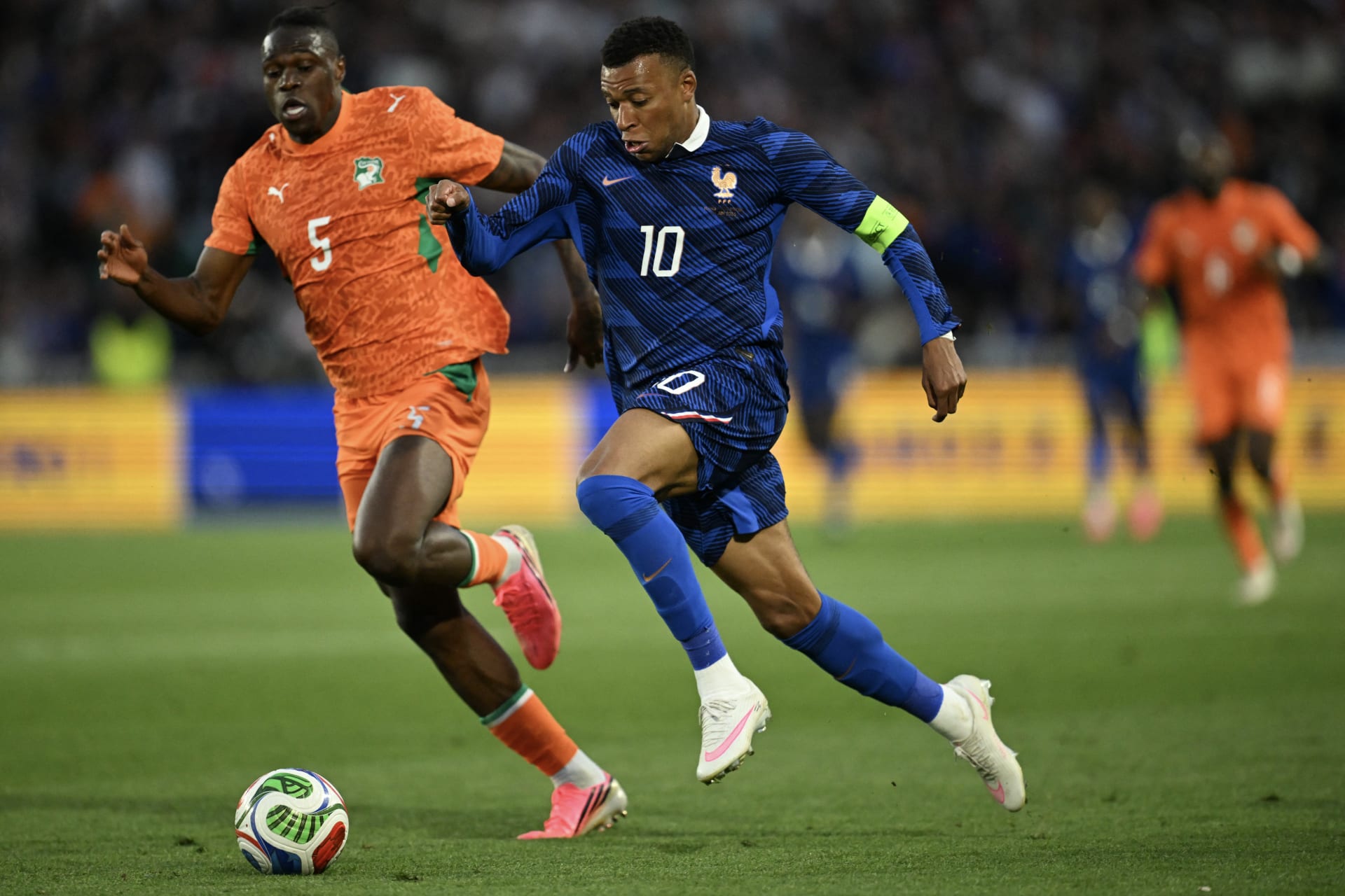شارك اللاعب الفرنسي كيليان مبابي في حملة إعلان دار "جاكوموس" لتصميم أزياء المنتخب الفرنسي.