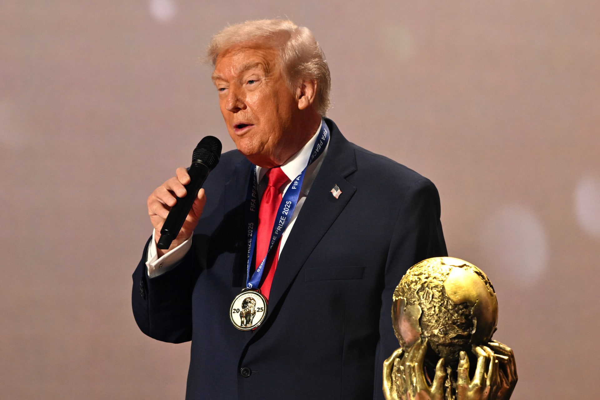 ترامب يجري اتصالاً مع مدرب منتخب أمريكا.. وهذا ما قاله عن حظوظ بلاده في كأس العالم