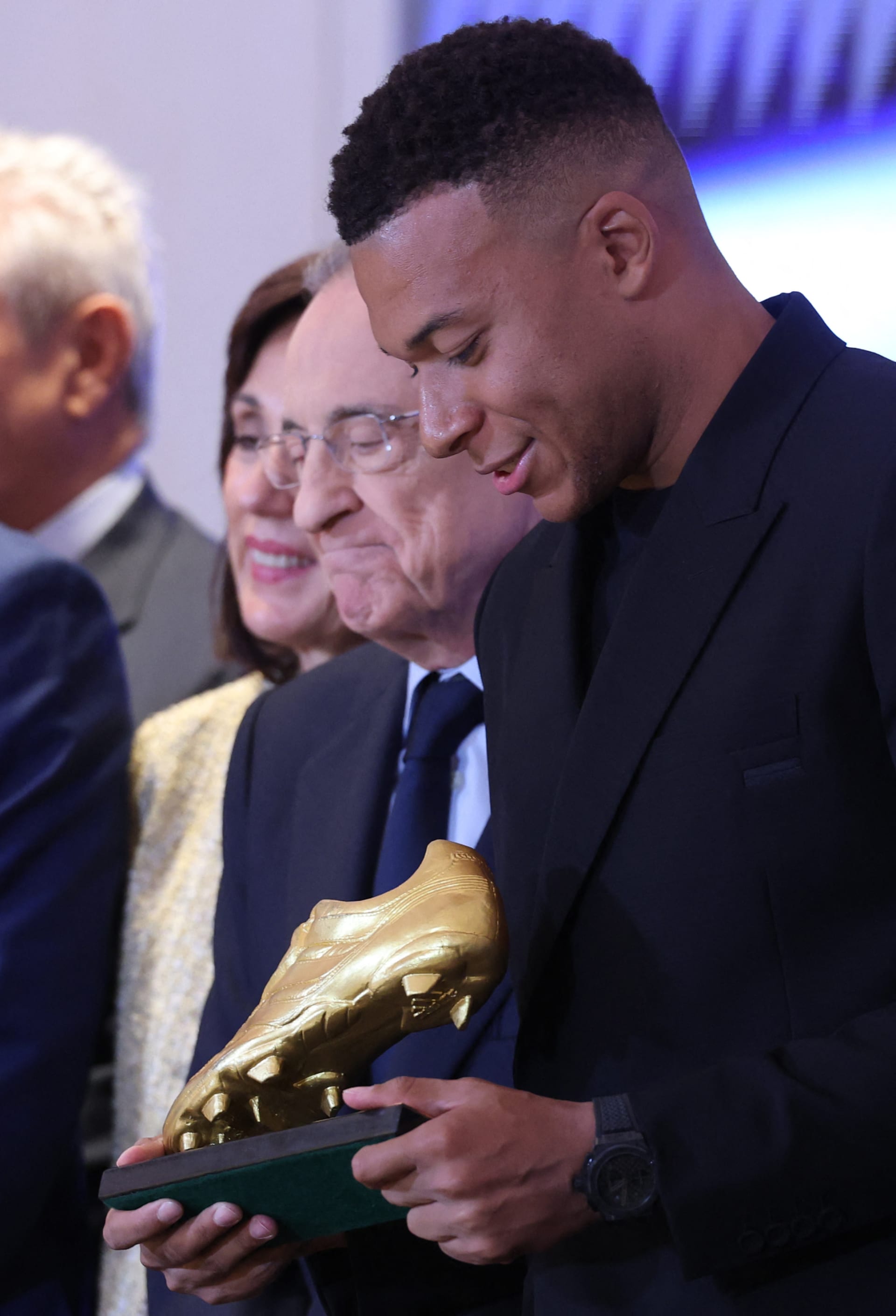 مبابي خلال تسلّمه جائزة الحذاء الذهبي الأوروبي لموسم 2024-2025، في مدريد.