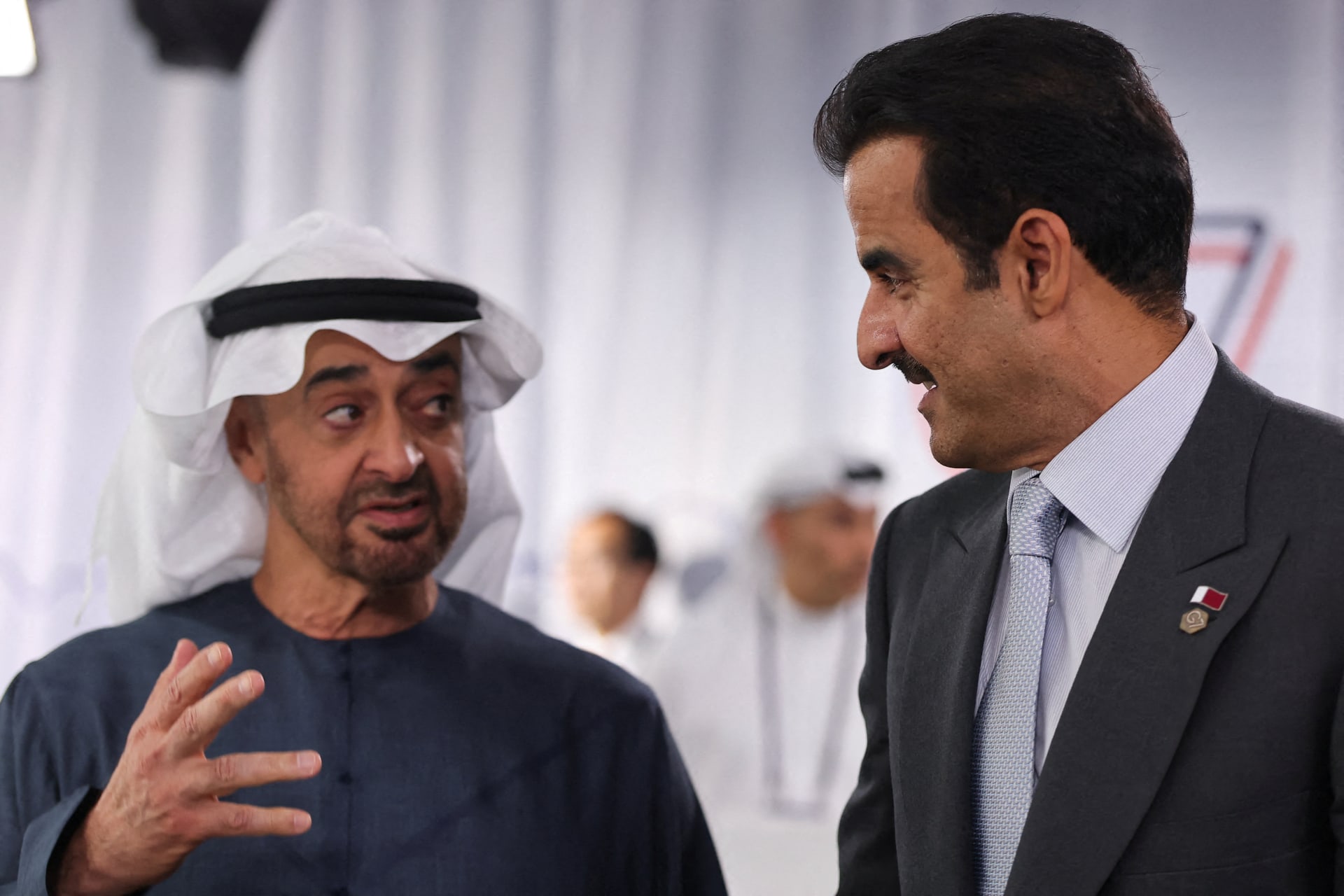 لقطات ترصد محمد بن زايد وتميم بن حمد على هامش قمة مجموعة السبع