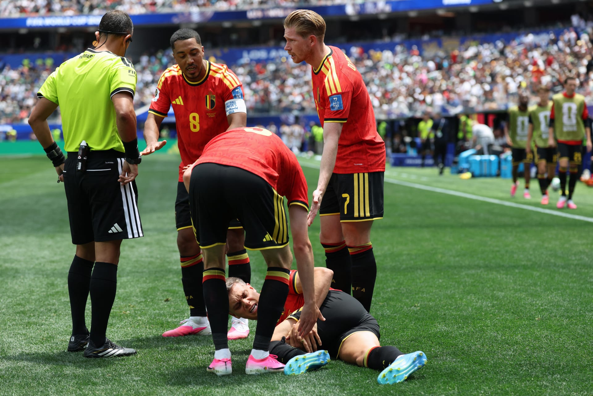 لقطة مونديالية.. أطباء يتراجعون عن إسعاف لاعب بلجيكا داخل الملعب لهذا السبب