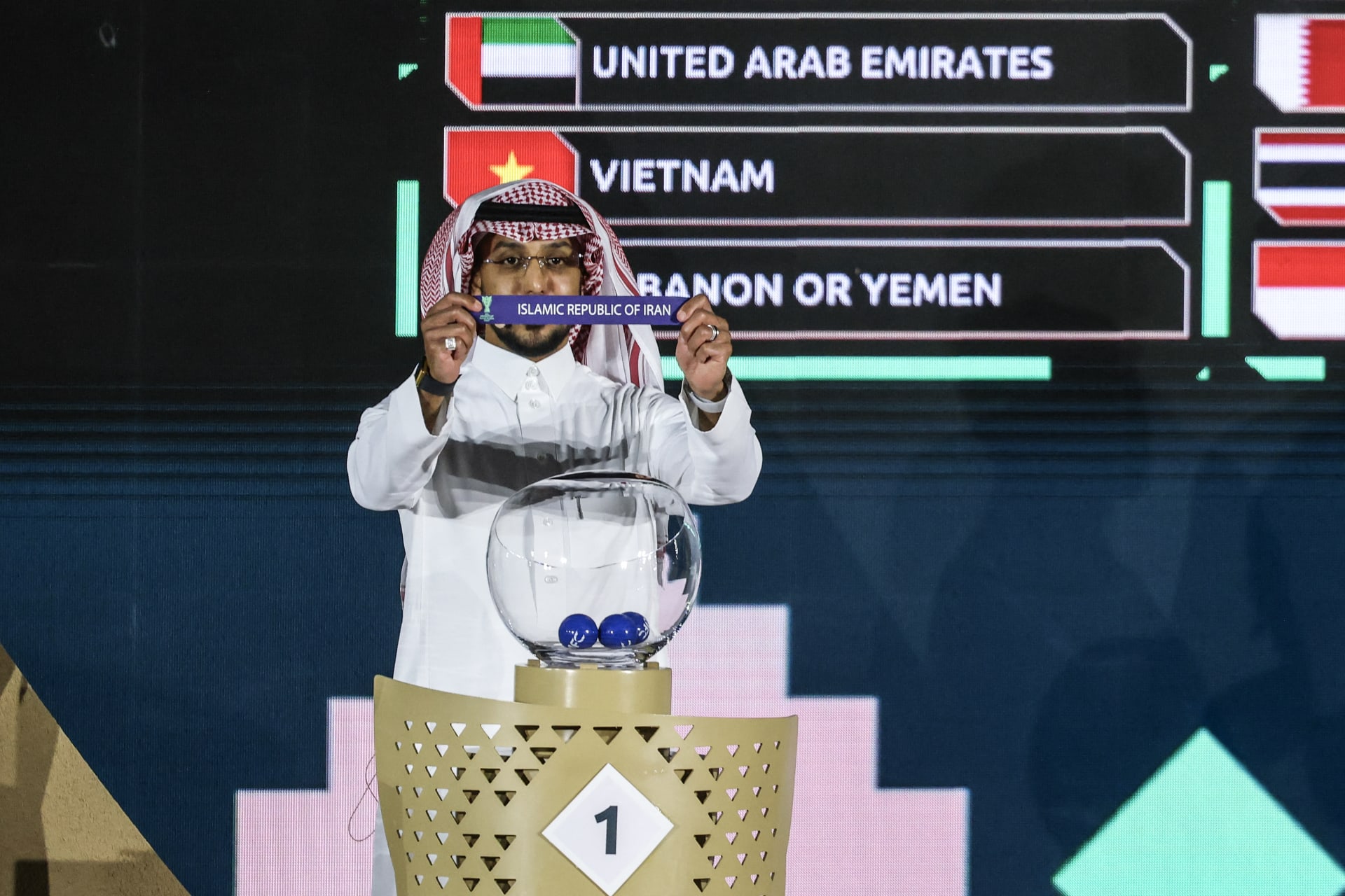 سالم الدوسري مرتديًا الزي السعودي التقليدي.
