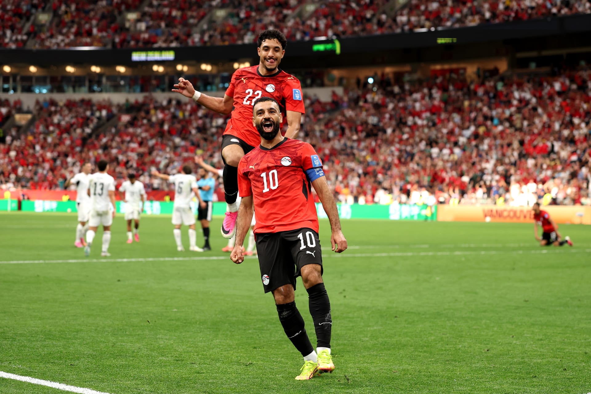 تصرف من عمر مرموش تجاه محمد صلاح يخطف الأنظار في كأس العالم - CNN Arabic