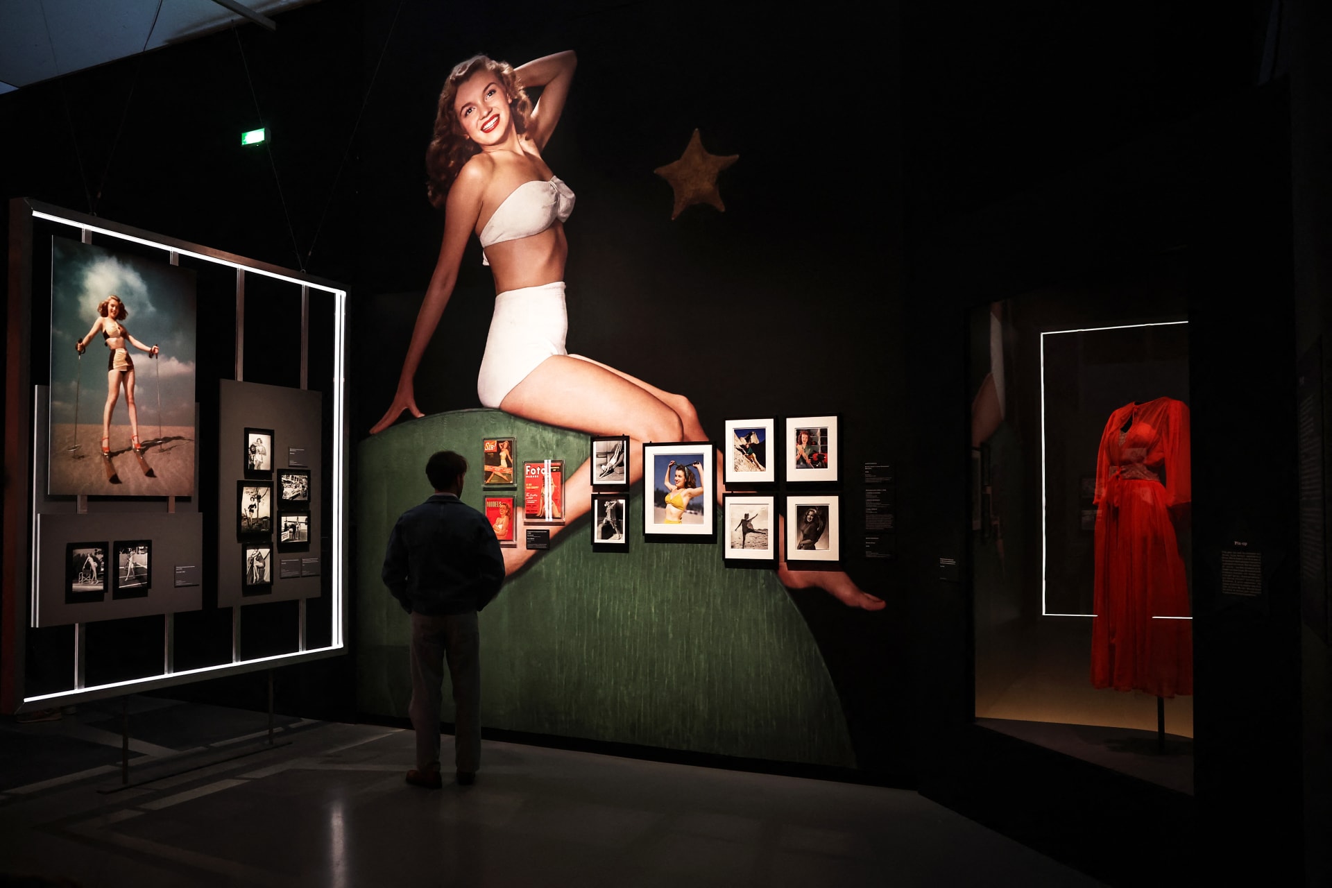 زائر داخل معرض “Marilyn Monroe: 100 ans!” المخصص للممثلة الأمريكية مارلين مونرو في سينماتيك باريس، في 7 أبريل/نيسان 2026.