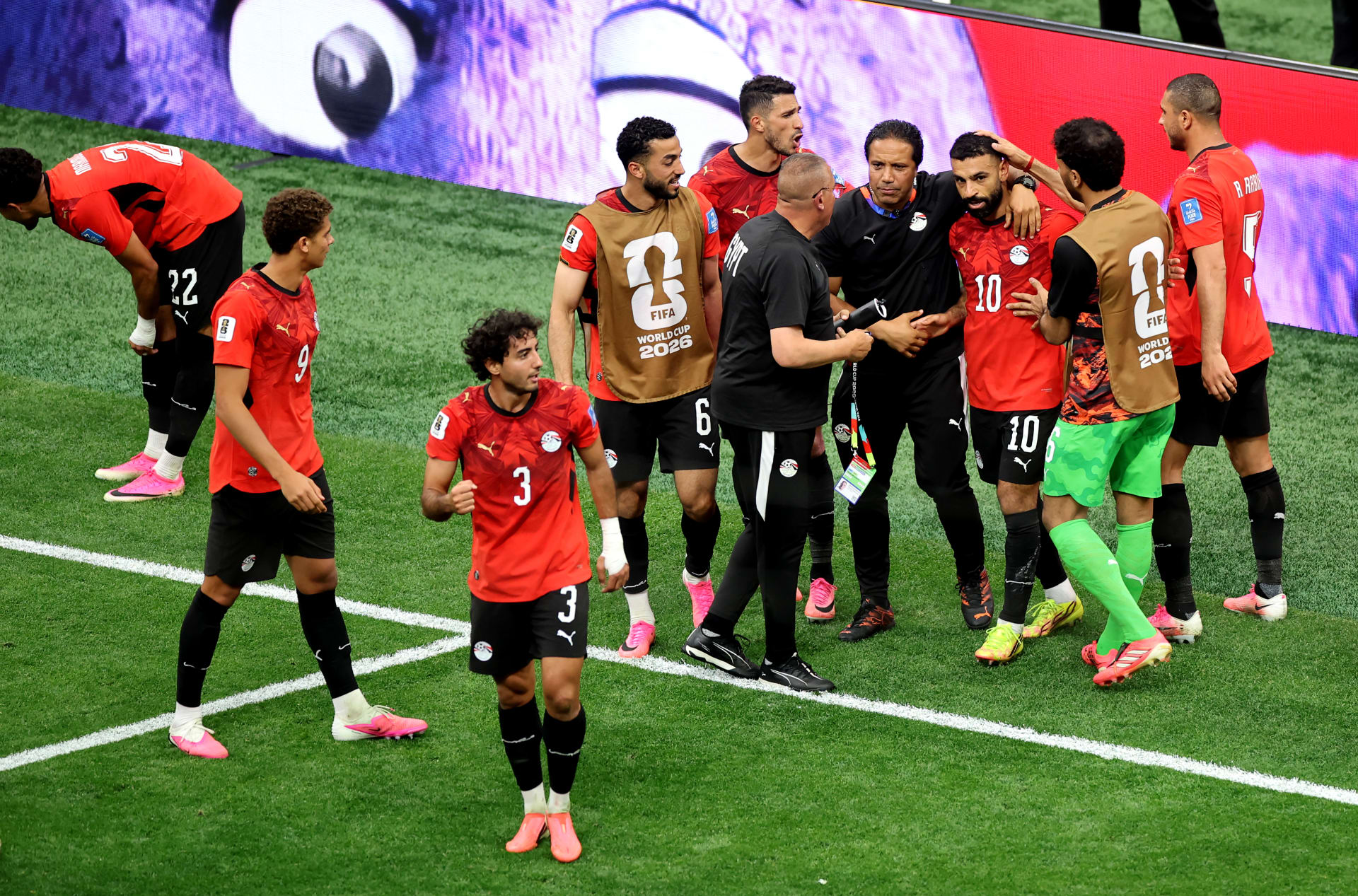 كيف علق نجيب ساويرس وعلاء مبارك على أول فوز مونديالي لمنتخب مصر؟