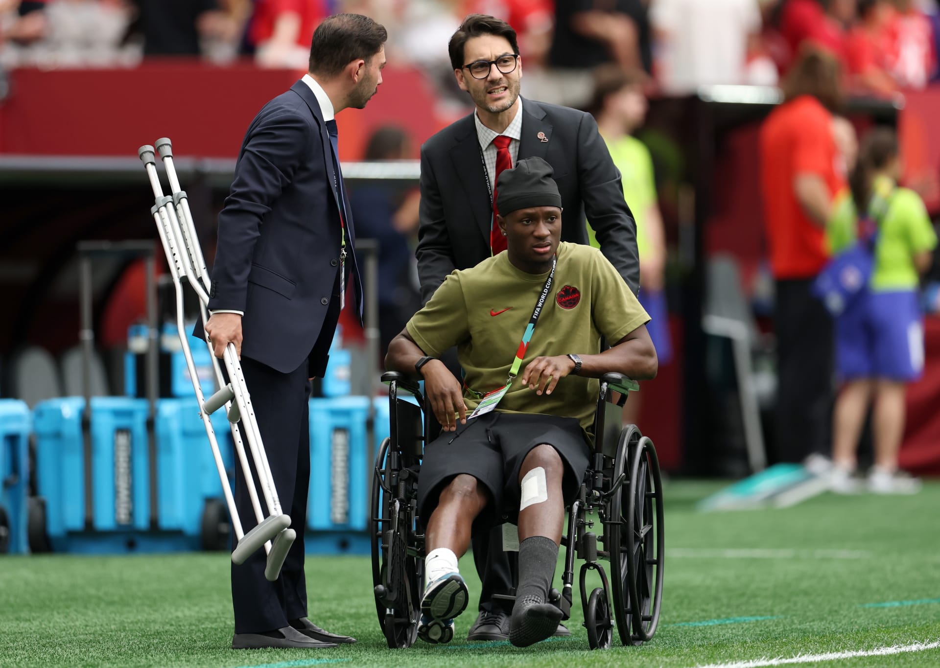 لقطة مونديالية.. لاعب كندا المصاب يدعم زملائه داخل الملعب من على كرسي متحرك
