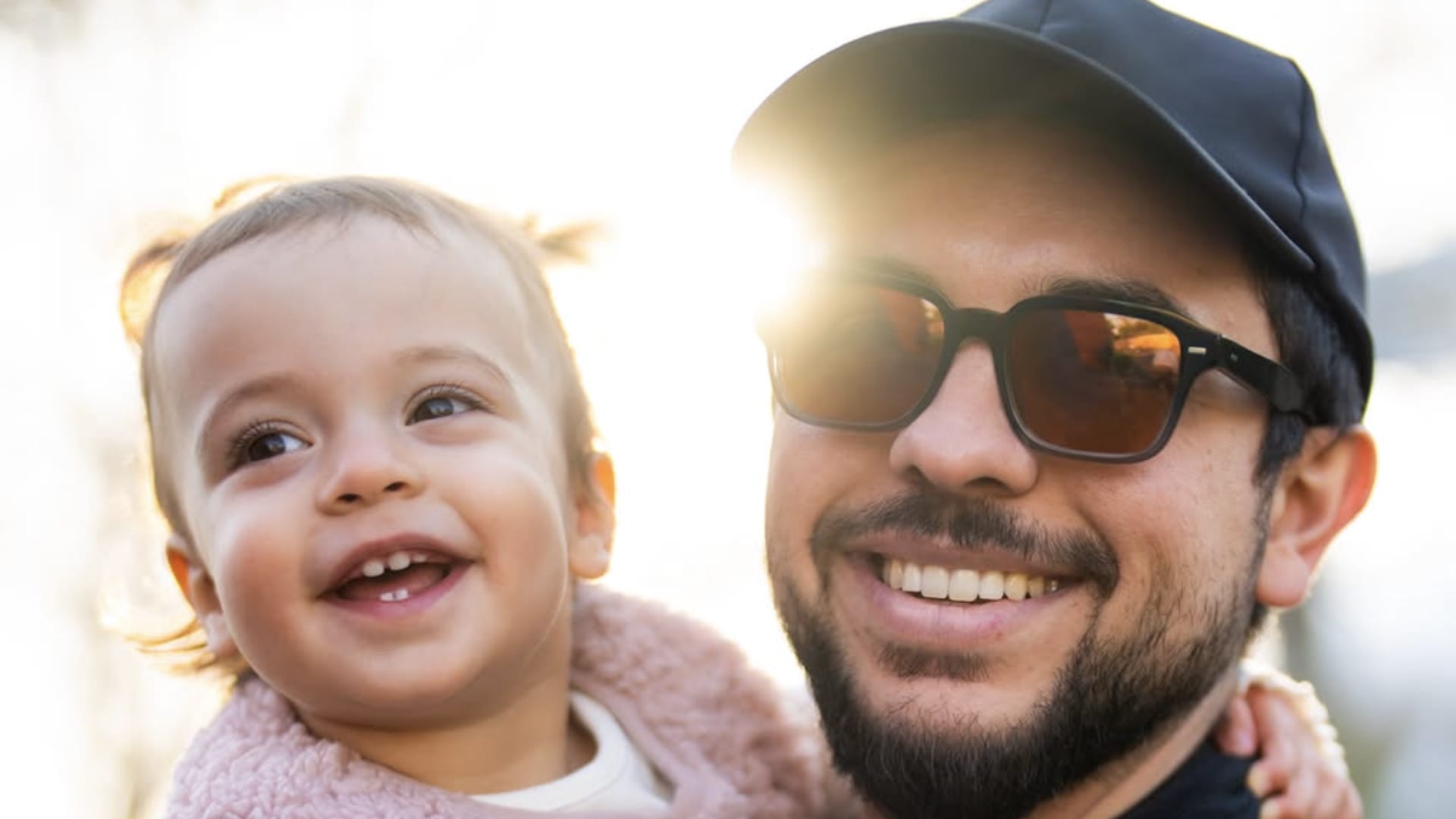 بصورة مع ابنته.. الملكة رانيا تهنئ الأمير الحسين بعيد ميلاده الـ 32