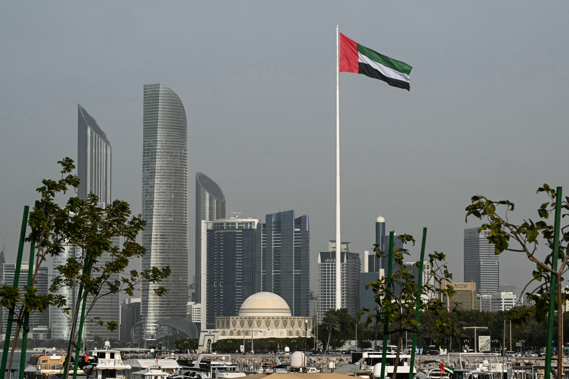 بيان إماراتي بعد مقتل 14 سعوديا في سقوط مروحية برأس تنورة