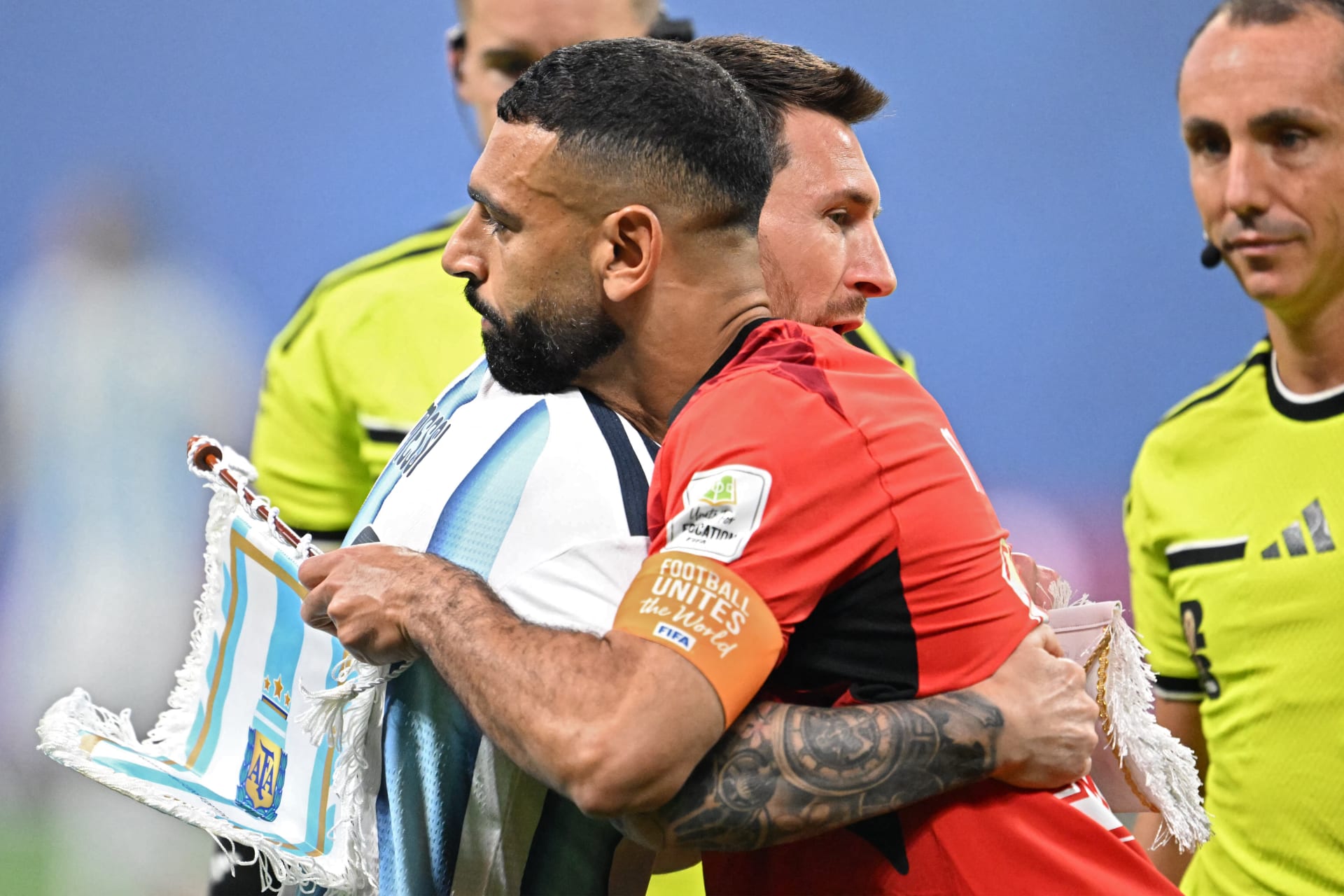 هذا ما فعله ميسي عند رؤيته لمحمد صلاح في مباراة مصر والأرجنتين