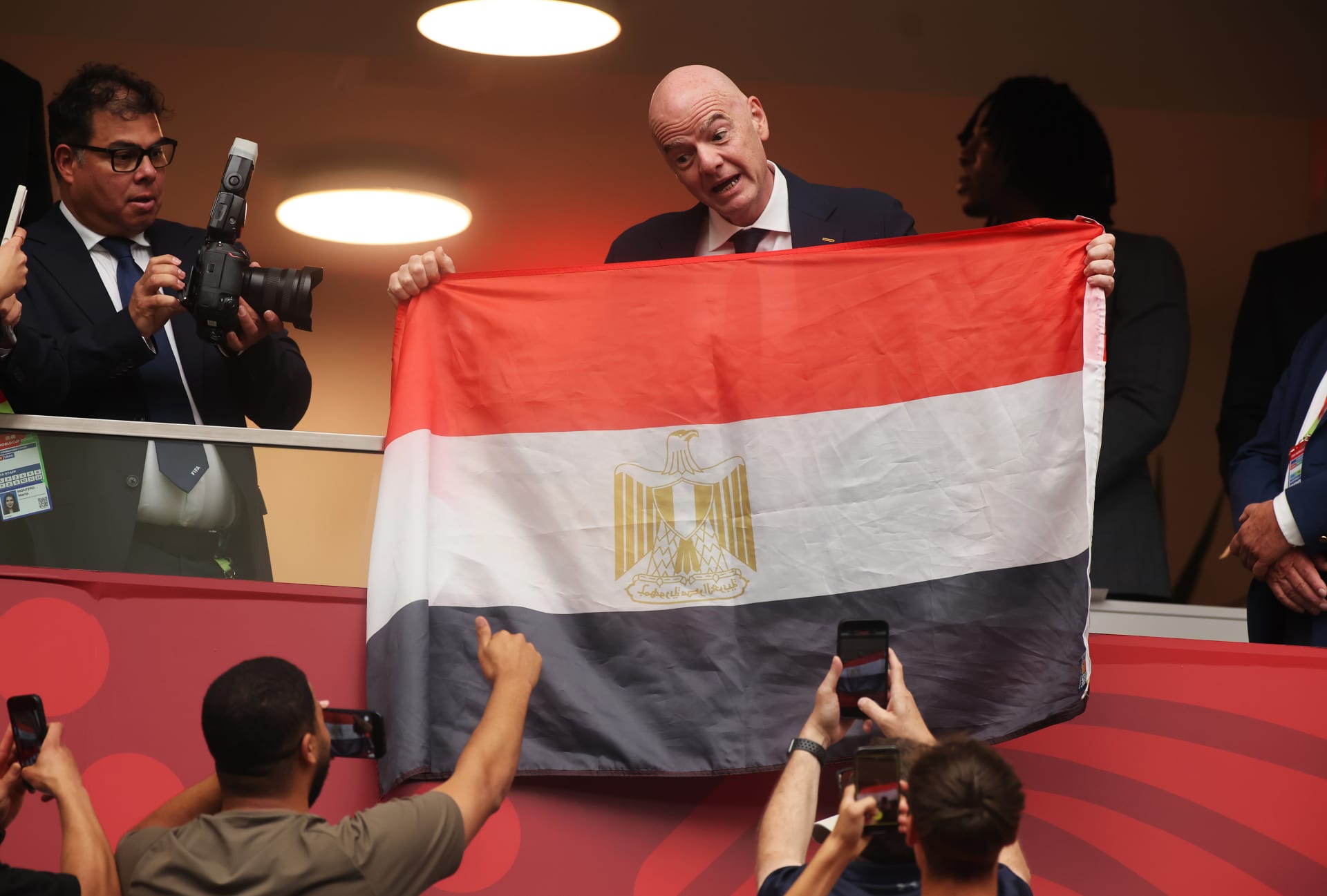 رئيس "فيفا" يرفع علم مصر بعد إقصاء "الفراعنة" من كأس العالم