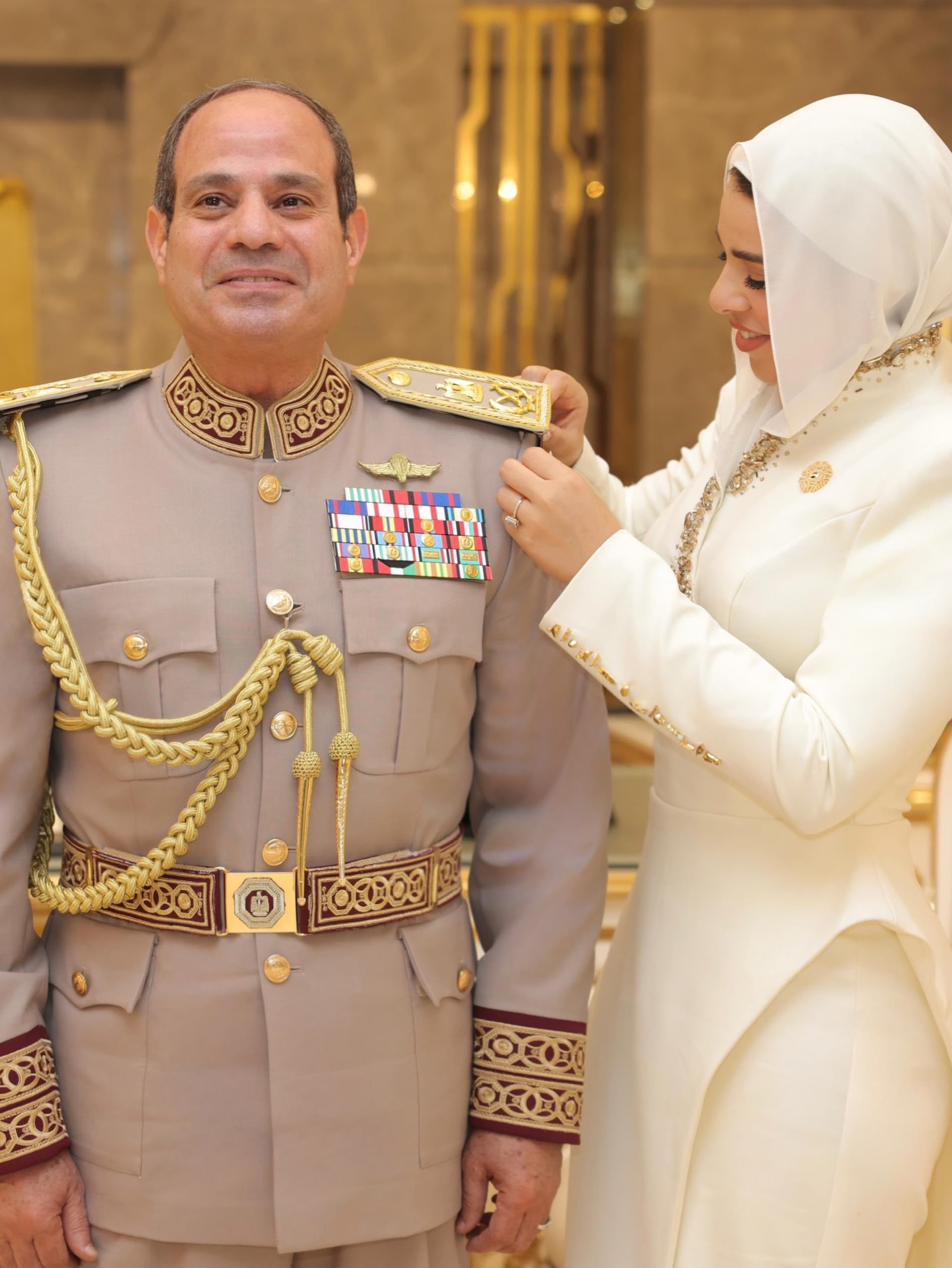 "في عينيها وطن".. مصممة مصرية تكشف سر الرسالة المنقوشة على فستان آية السيسي