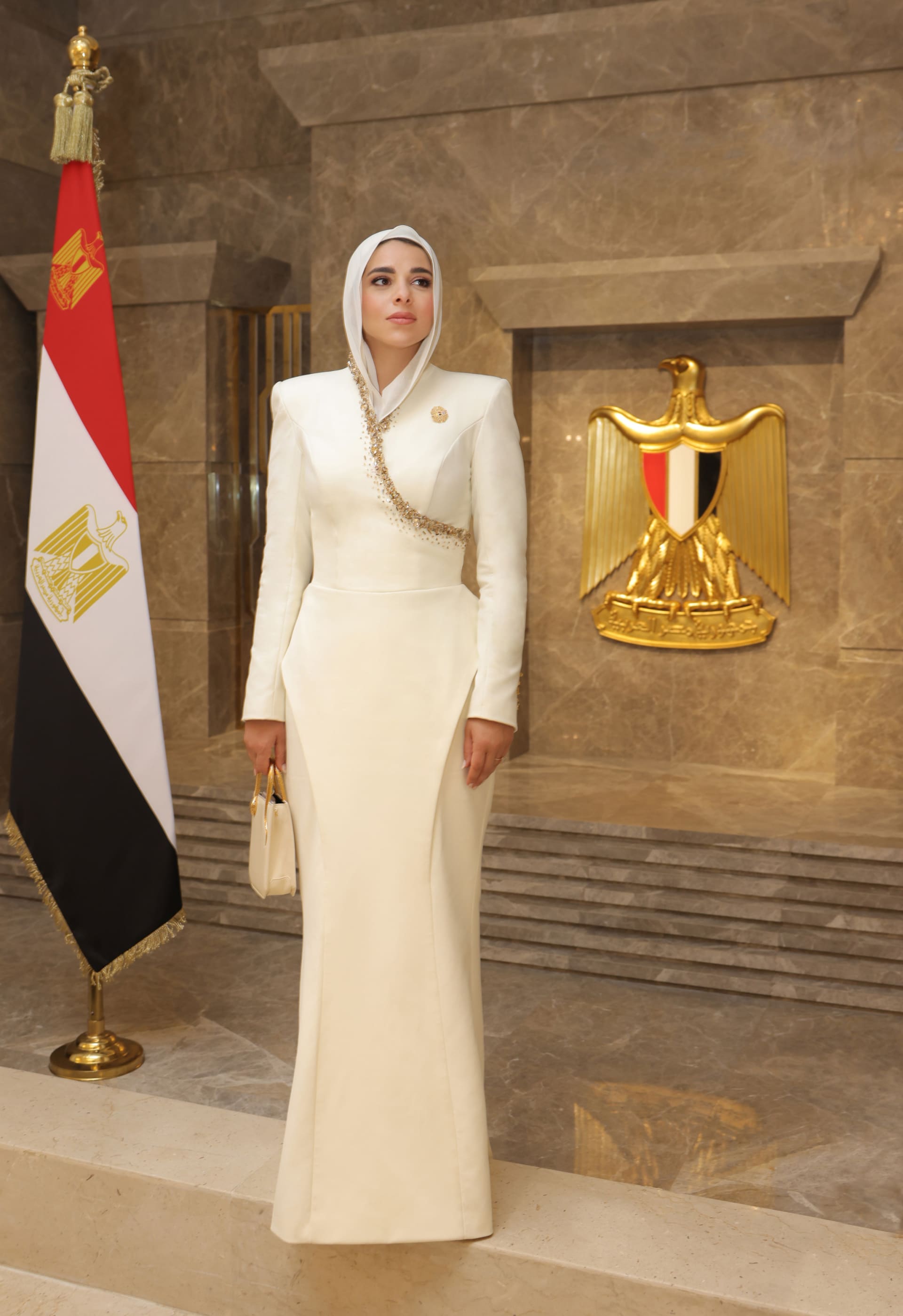 أوضحت مصممة الأزياء المصرية مرام برهان أن هدفها لم يكن استنساخ التراث المصري، بل إعادة تفسيره برؤية معاصرة تنتمي إلى عالم الهوت كوتور.