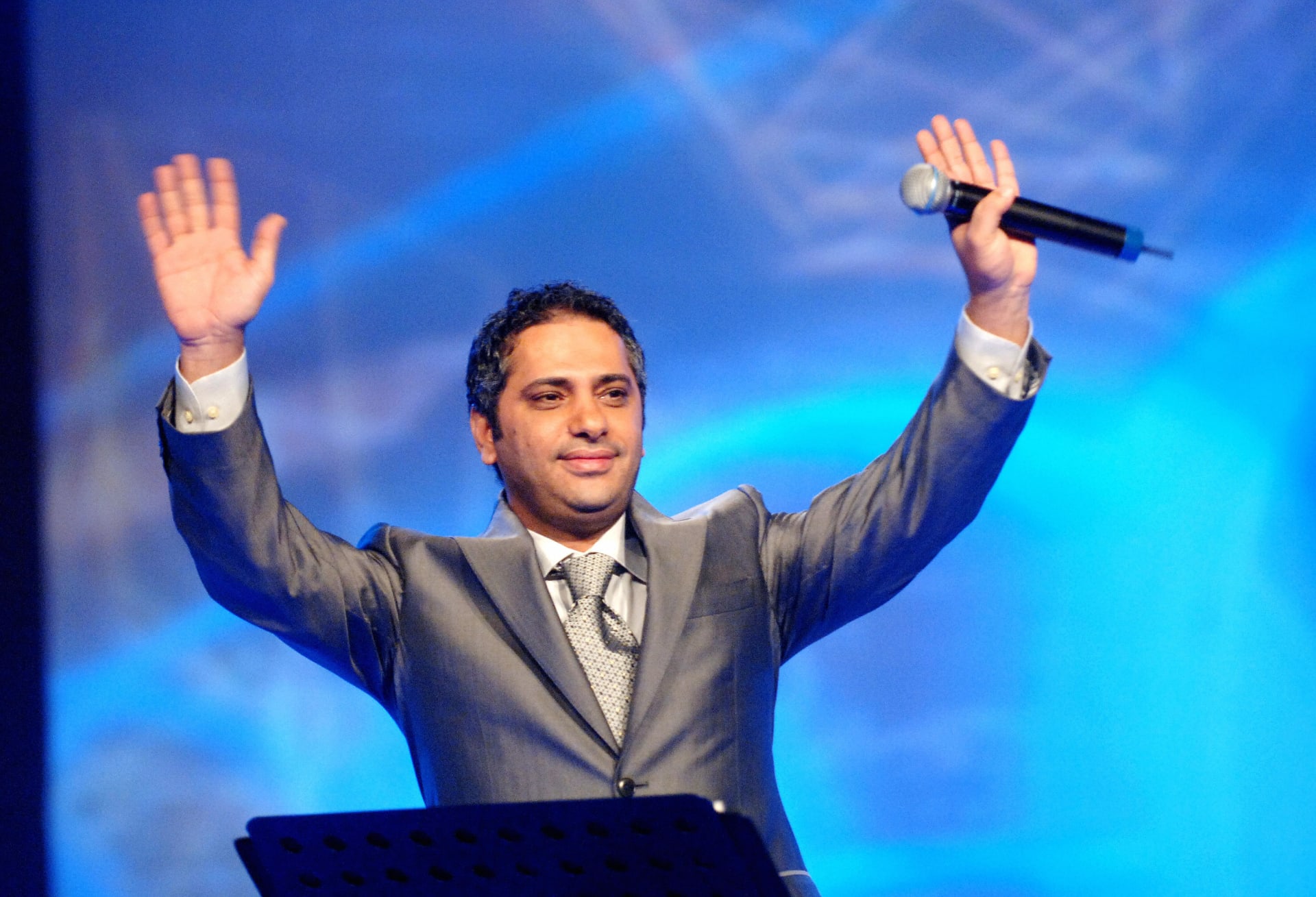 بعد إخلاء سبيل والده.. محمد فضل شاكر: "مشوار جديد انكتب"