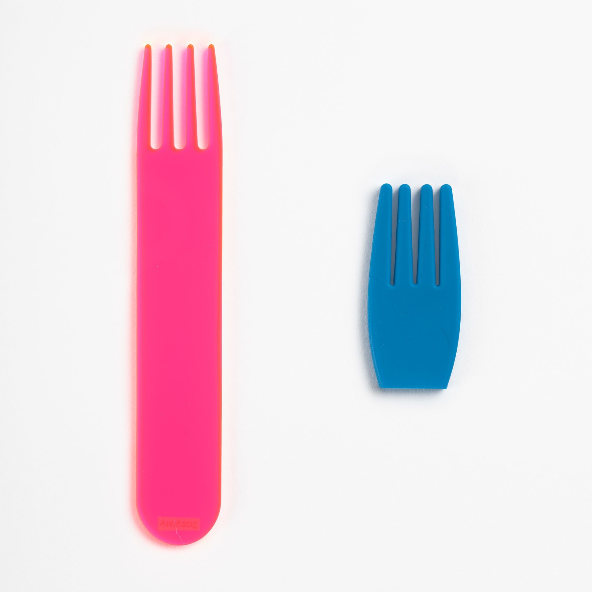 صمّمَت المصممة المقيمة في نيويورك كيلسي فيرهرست عملها "مجرد شوكة" ("Just a Fork") من بقايا الأكريليك، وأضافت إليه غلافًا من السيليكون سهل الحمل ومناسبًا للسفر.