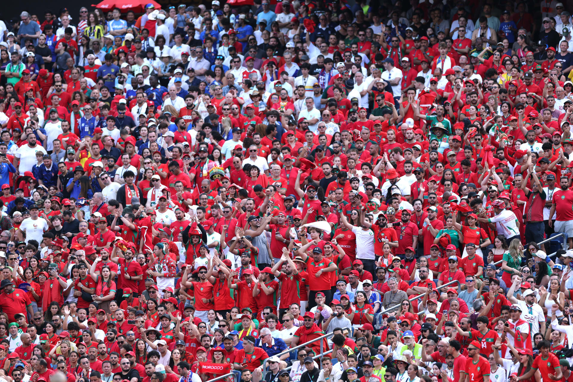 كيف استقبلت الجماهير لاعبي منتخب المغرب لحظة وصولهم إلى الرباط؟