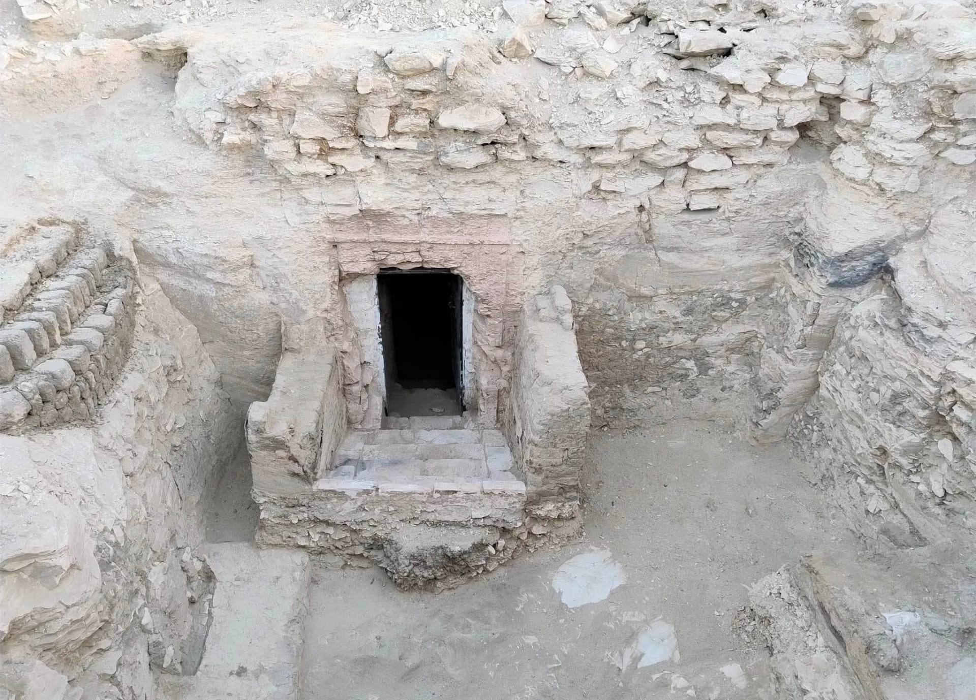 مصر.. اكتشاف مقبرة أثرية عمرها 3 آلاف عام في الأقصر