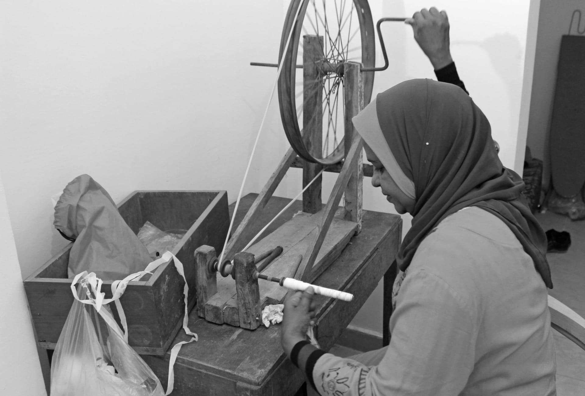 تُصنع منتجات "ريفورم استديو" يدويًا باستخدام النول، وتعتمد العلامة على مهارات حرفيين محليين، من بينهم نساء ينتمين إلى مجتمعات محدودة الموارد.