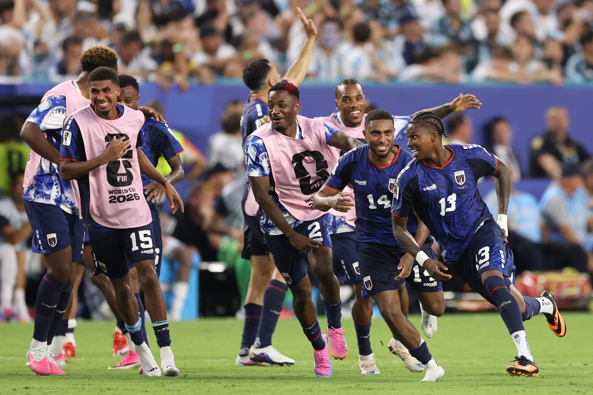 لاعبو منتخب الرأس الأخضر يحتفلون بالهدف في مرمى الأرجنتين.