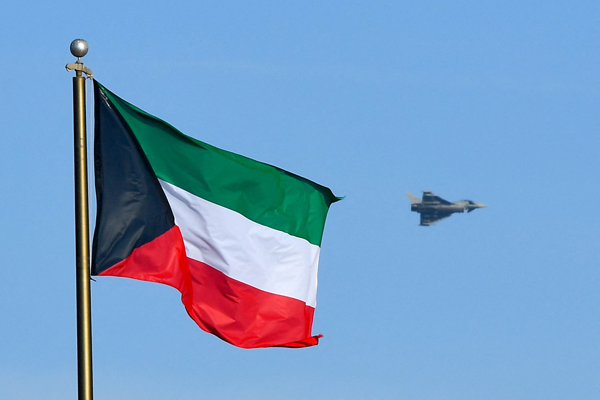 الكويت تعلن "التصدي لهجمات".. والبحرين تطلق صافرات الإنذار
