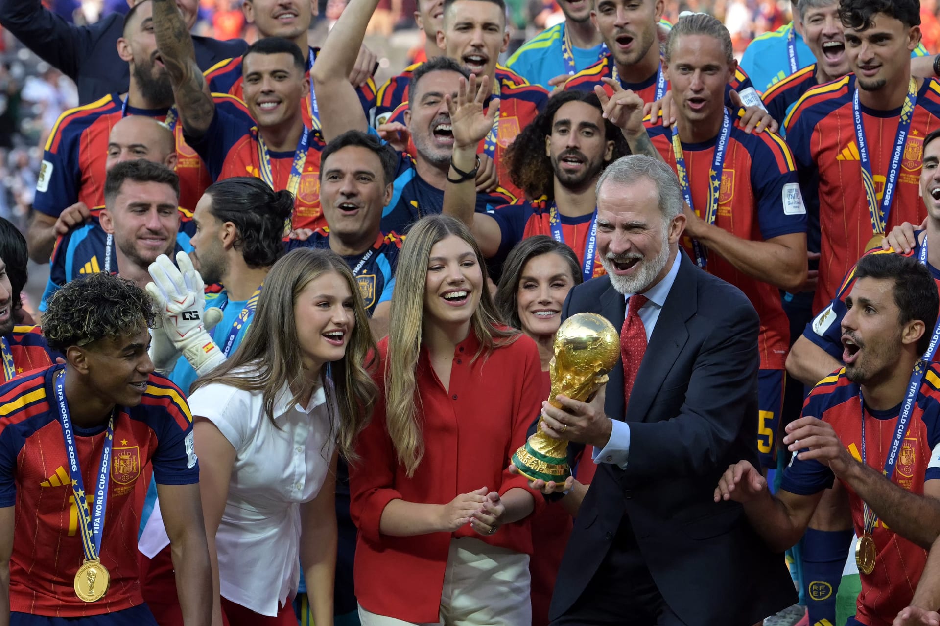 اختار الملك فيليب السادس ربطة عنق حمراء دعمًا لمنتخب بلاده.