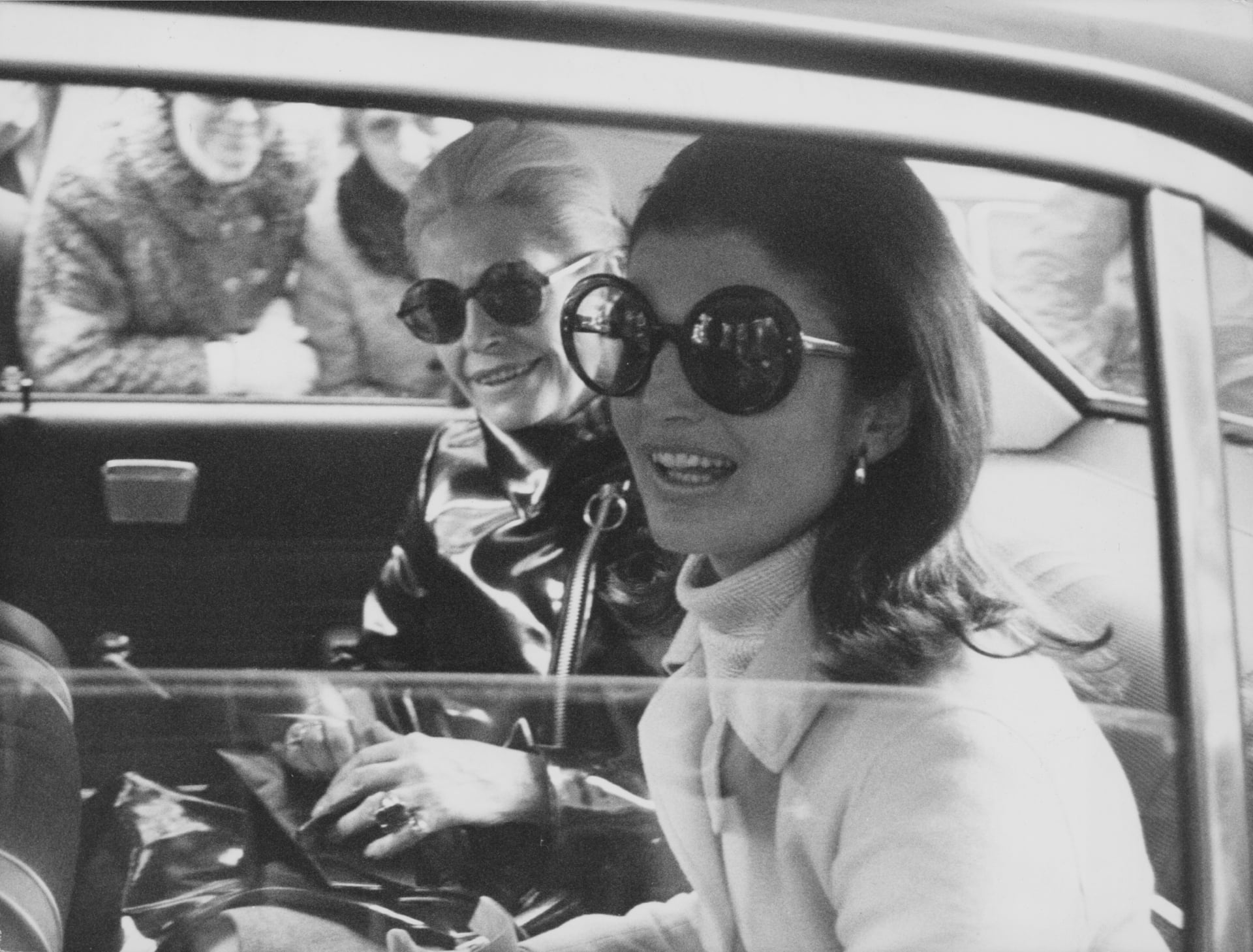 سيدة أمريكا الأولى الراحلة جاكلين كينيدي، تصل إلى فندقها في باريس،في عام 1970.