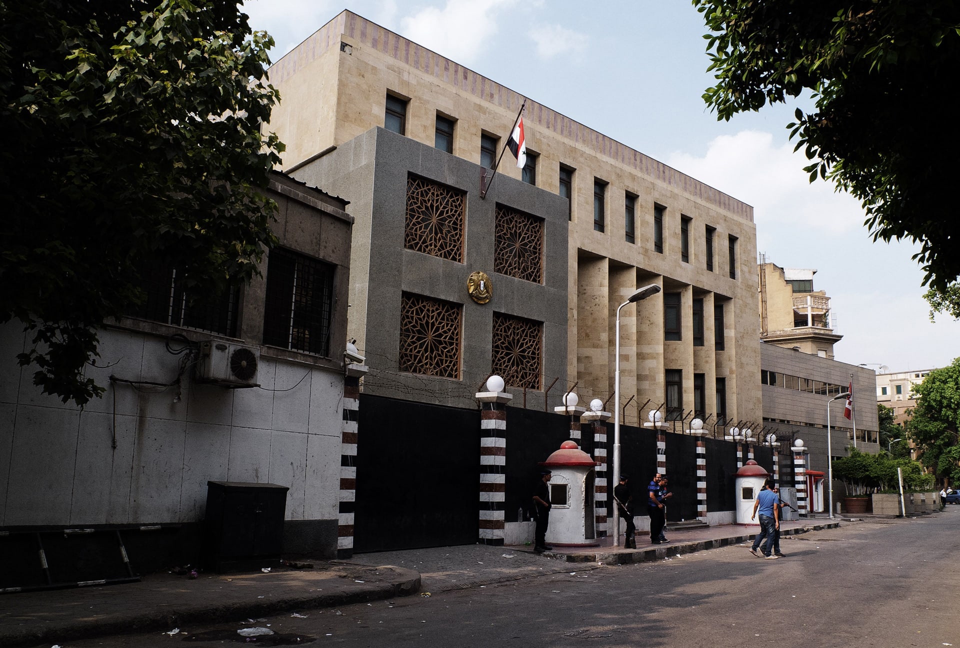 سفير سوريا بمصر يسلم أوراق اعتماده مندوبا لدى الجامعة العربية