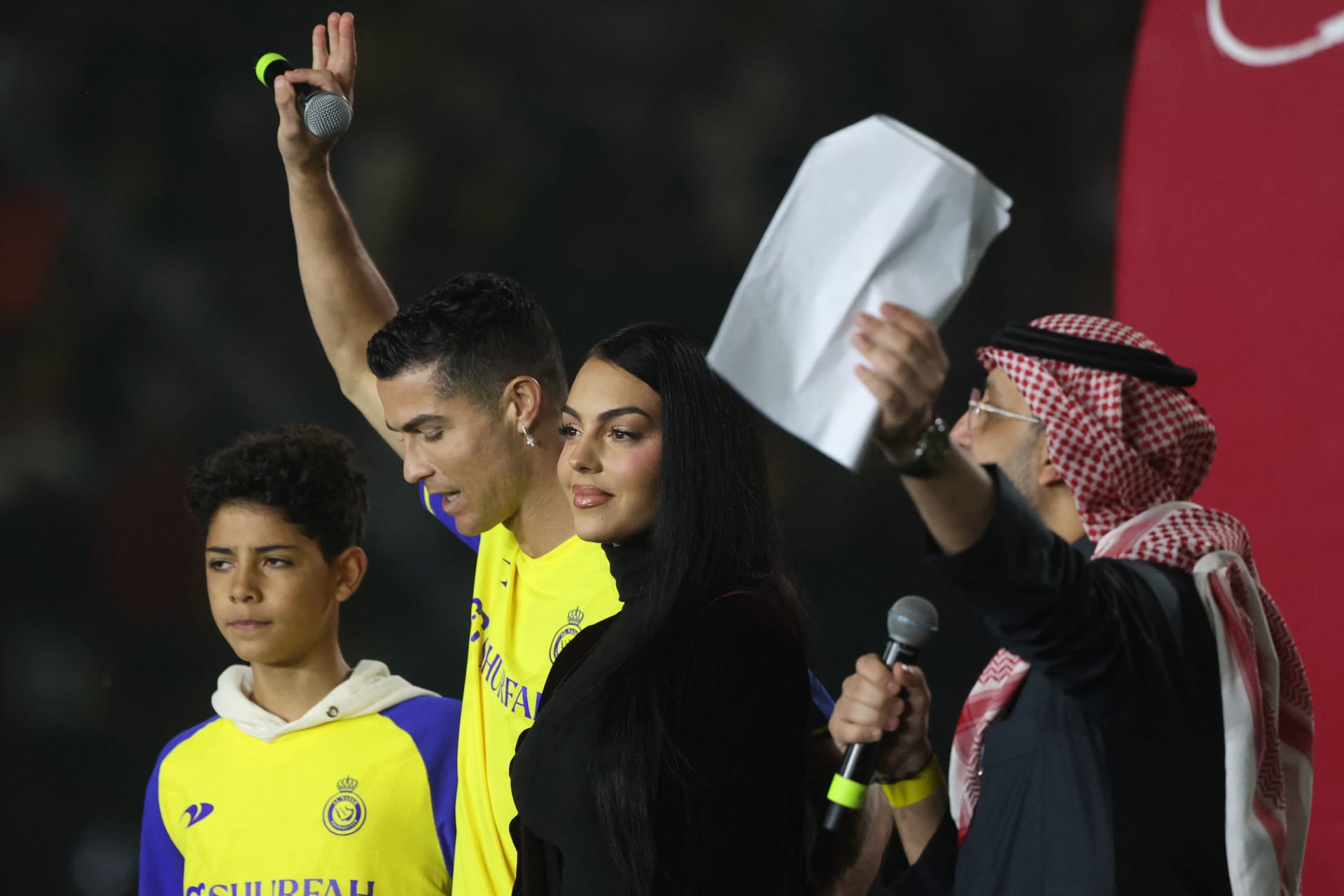 كريستيانو رونالدو مع ابنه وجورجينا في إحدى فعاليات نادي النصر السعودي.