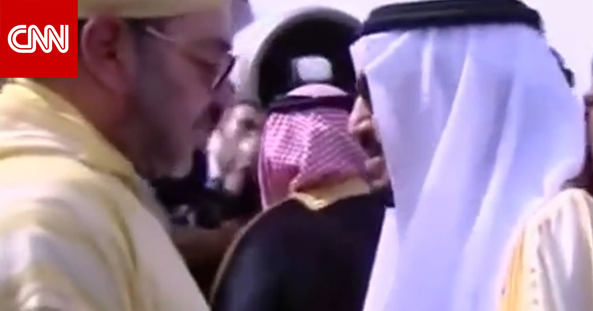 بالفيديو بعد عزل رئيس المراسم الملكية بالسعودية لصفعه مصوراً مغردون