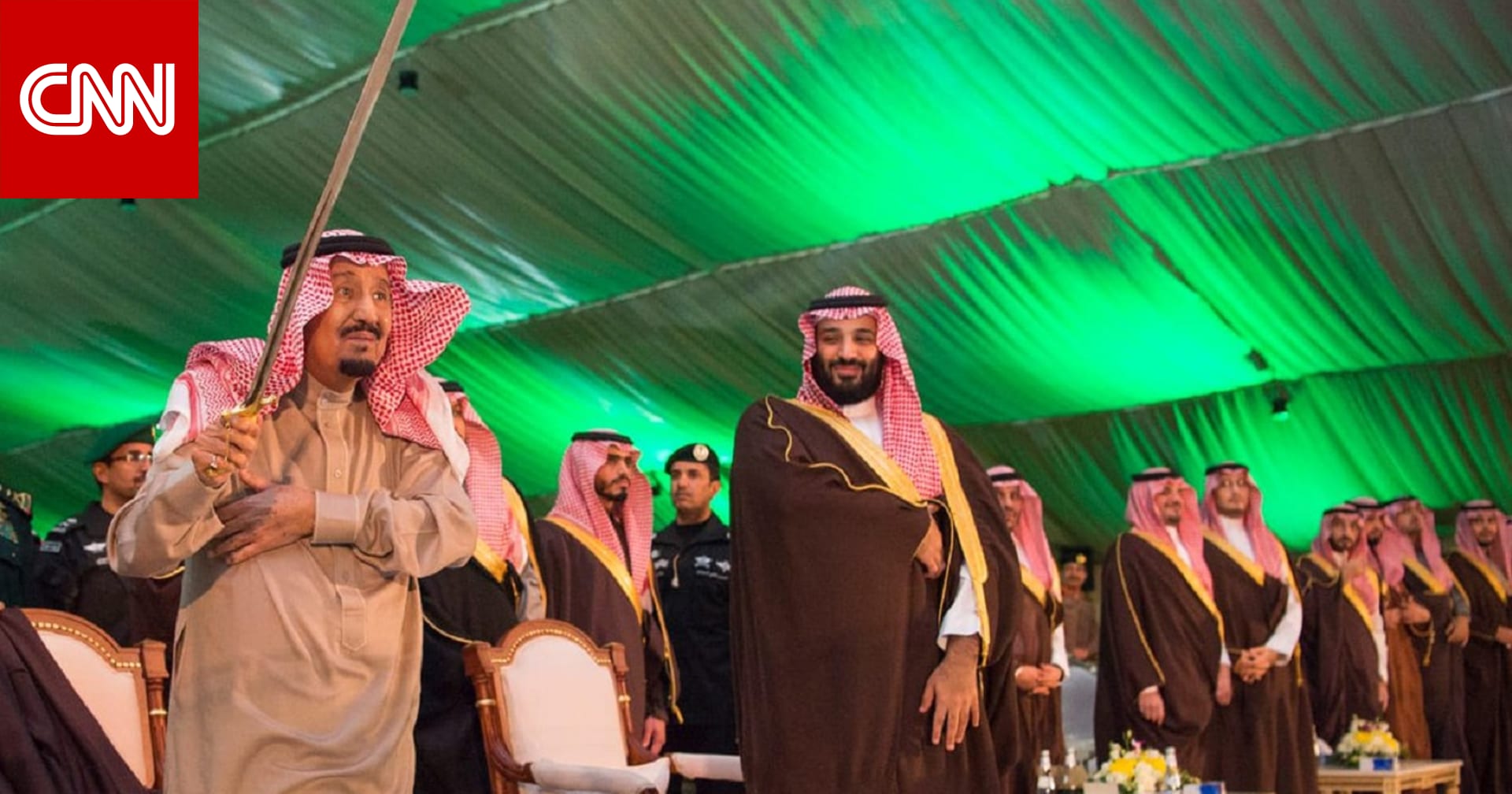 الملك سلمان يؤدي العرضة السعودية بجوار ولي العهد في تبوك Cnn Arabic