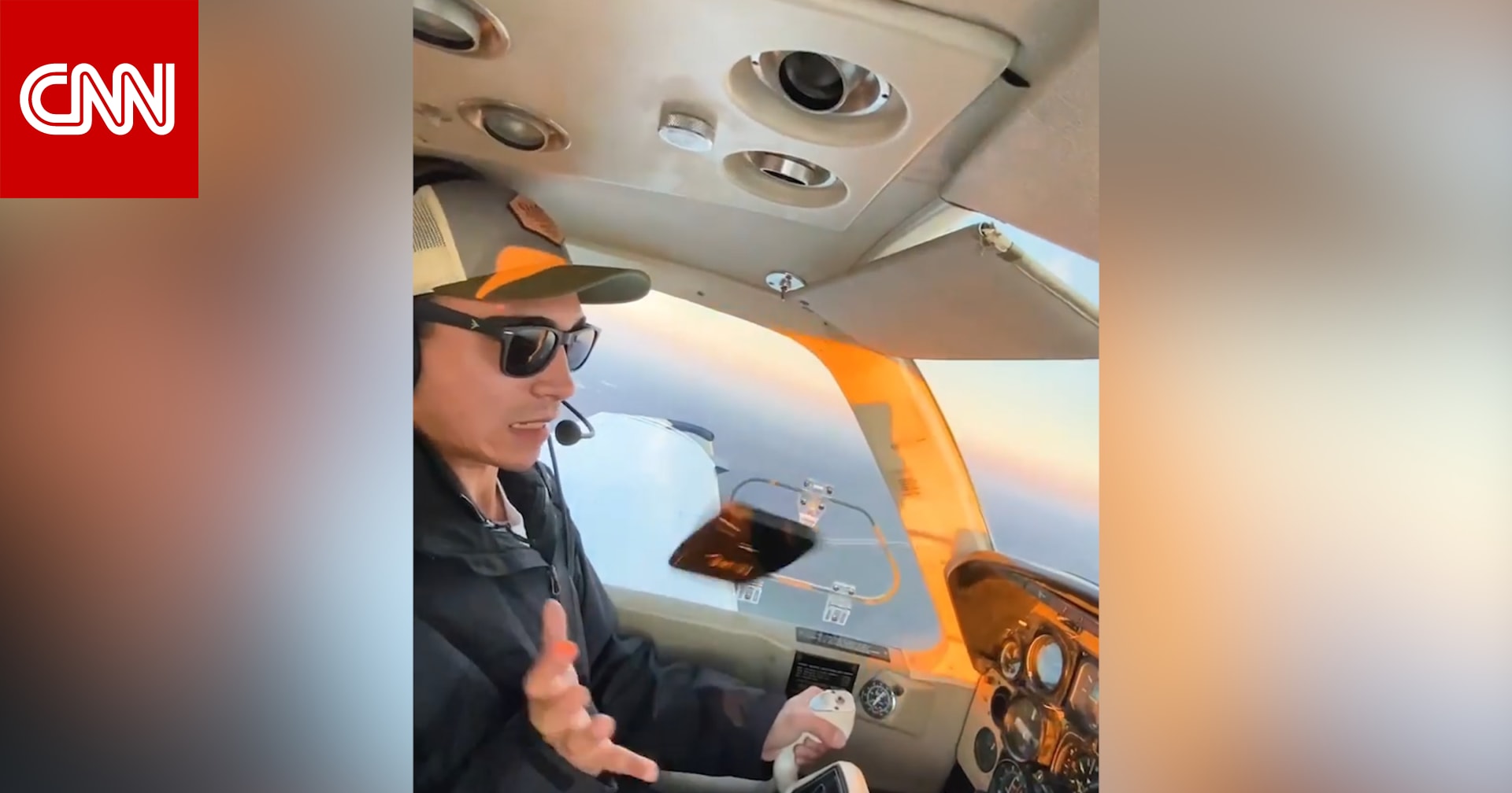 “سبح هاتفه بالطائرة”..طيار أمريكي يفاجئ متابعيه بتأثير انعدام الجاذبية