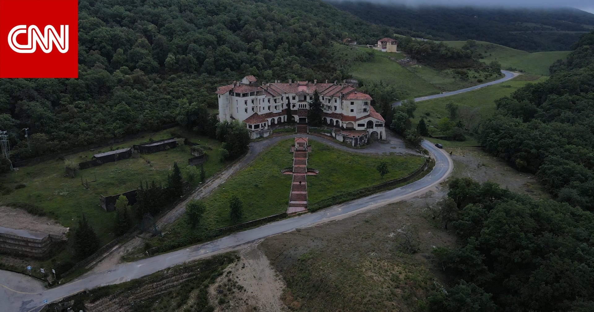 مغامر يرصد فندقا مهجورا وسط غابة ضبابية في تونس