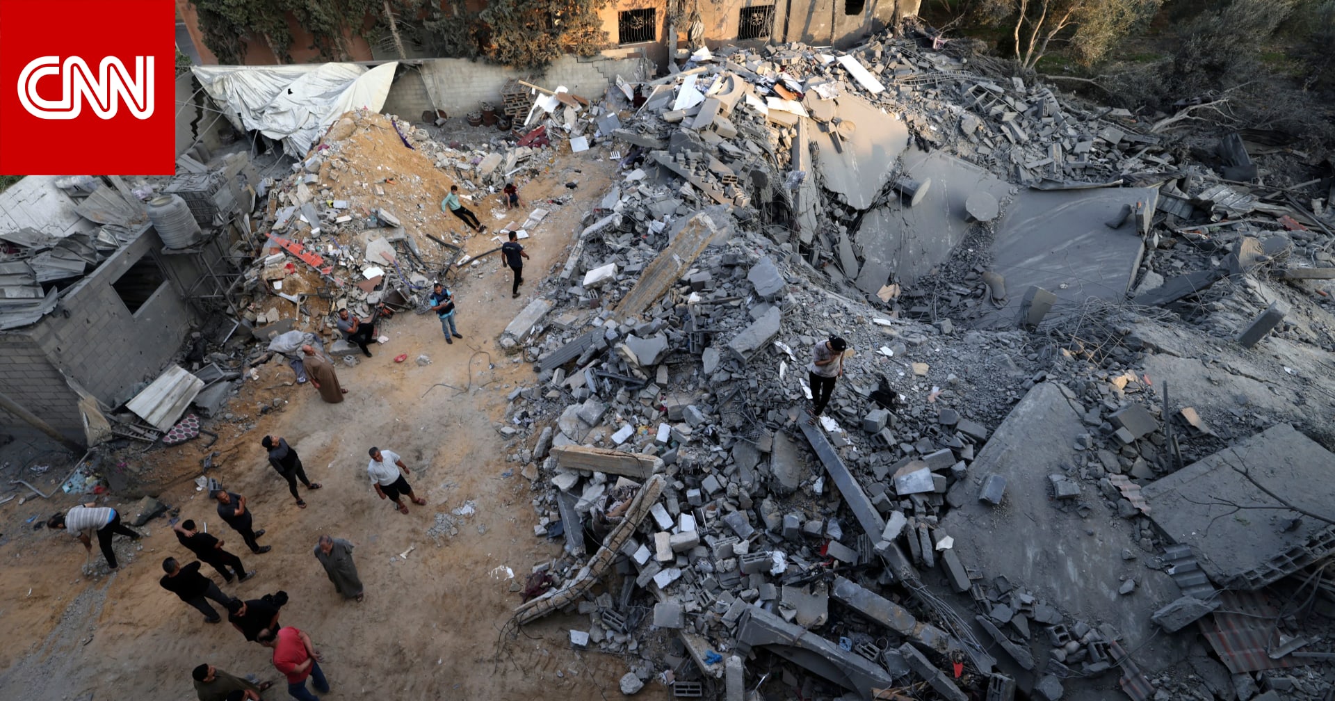 CNN تتحقق من صحة مقاطع فيديو تظهر انفجارات على طول طرق الإخلاء في غزة