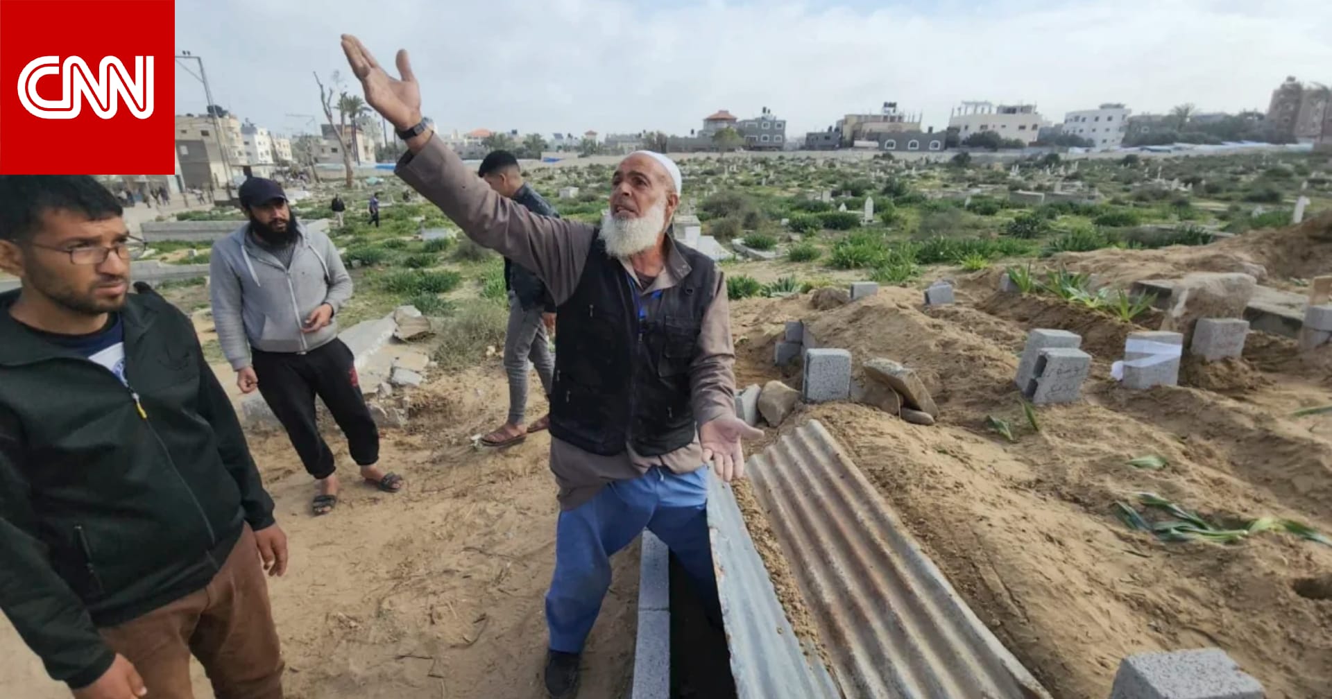 حفار قبور أشرف على نصف عمليات الدفن في غزة: لم يعد هناك مكان للجثث.. ولا أستطيع النوم