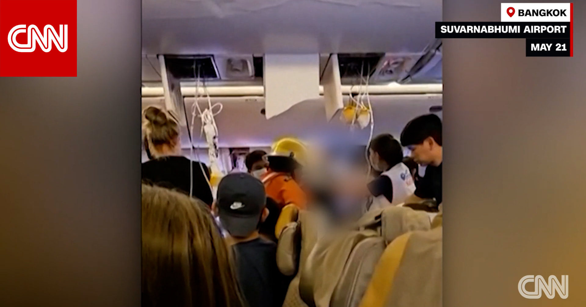 وفاة شخص جراء "مطبات هوائية شديدة" برحلة الخطوط السنغافورية.. شاهد الفوضى داخل الطائرة
