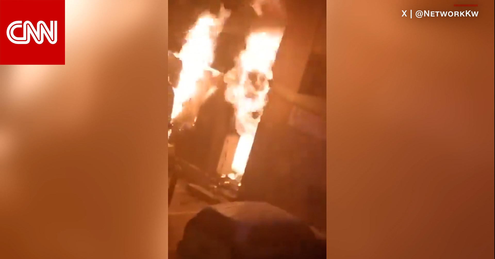 توفي عشرات الأشخاص.. مقاطع فيديو تظهر اندلاع حريق هائل بمبنى في منطقة المنقف بالكويت