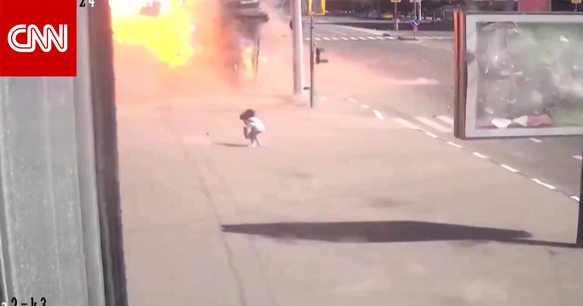 أحدث انفجارا هائلا.. فيديو يوثق لحظة إصابة صاروخ روسي مبنى في أوكرانيا