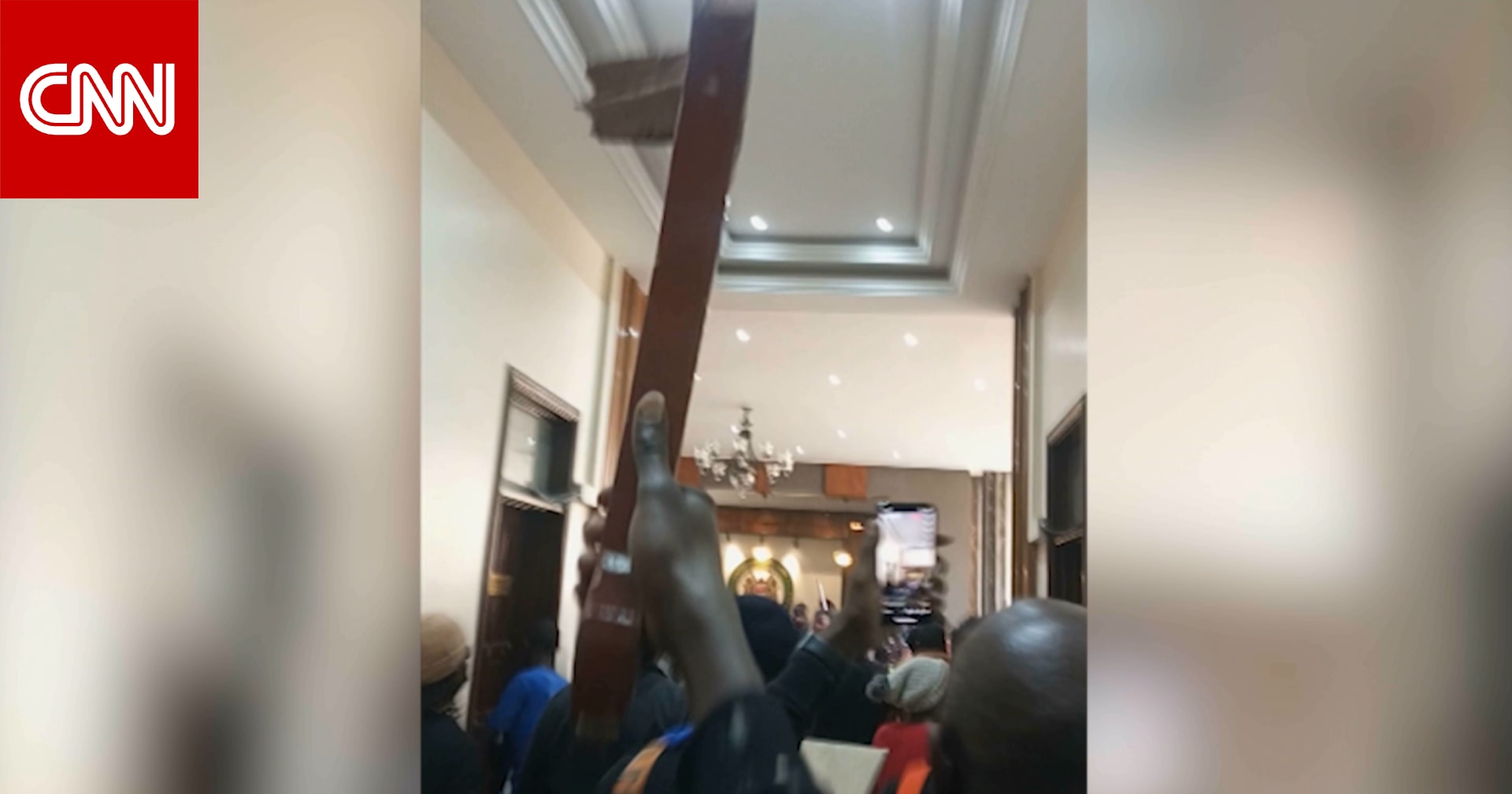 بعد قانون مثير للجدل.. شاهد لحظة اقتحام متظاهرين غاضبين للبرلمان في كينيا