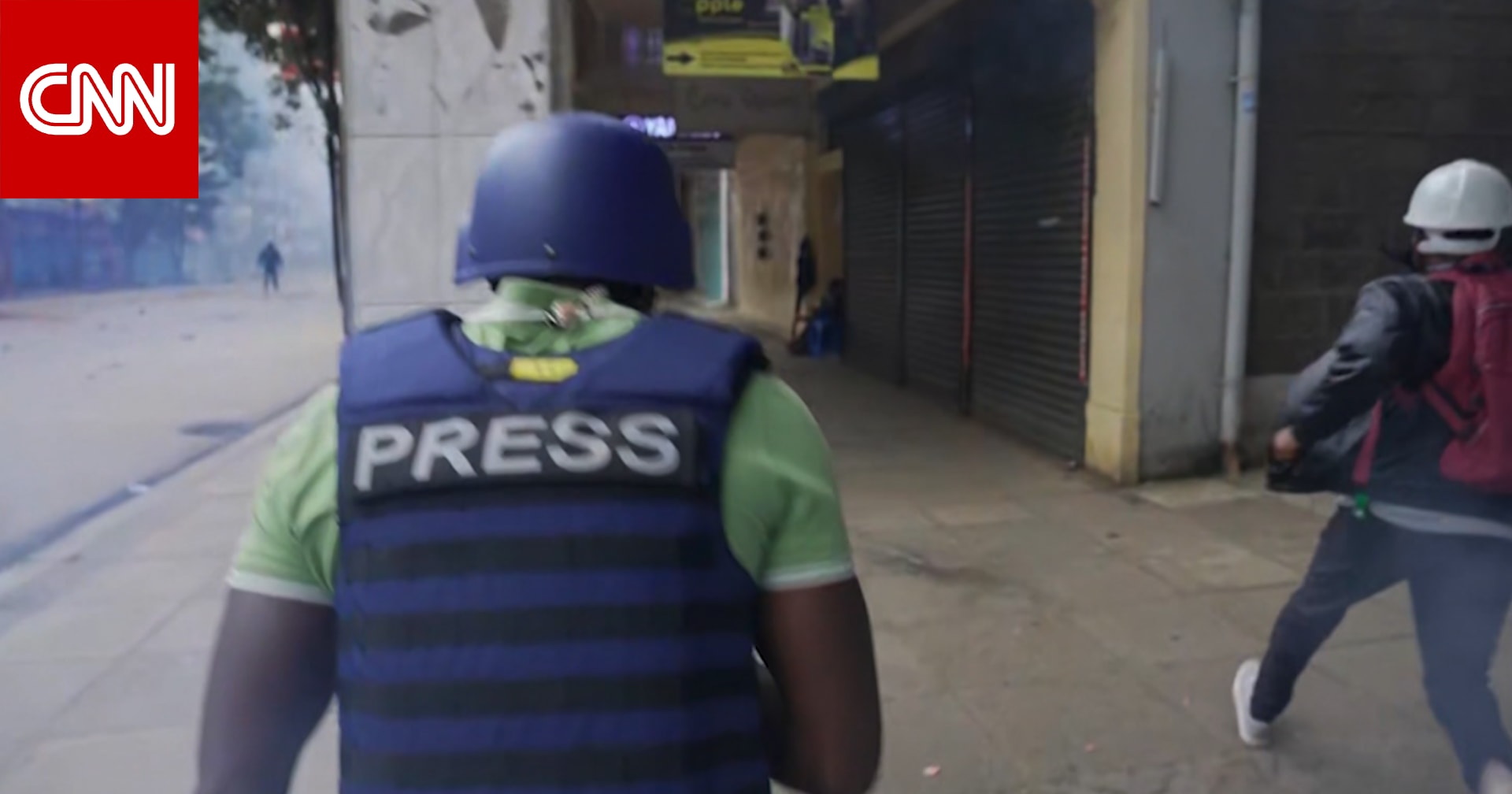 شاهد ما حدث لمراسل CNN على الهواء لحظة تعرضه للغاز المسيل للدموع خلال احتجاجات كينيا