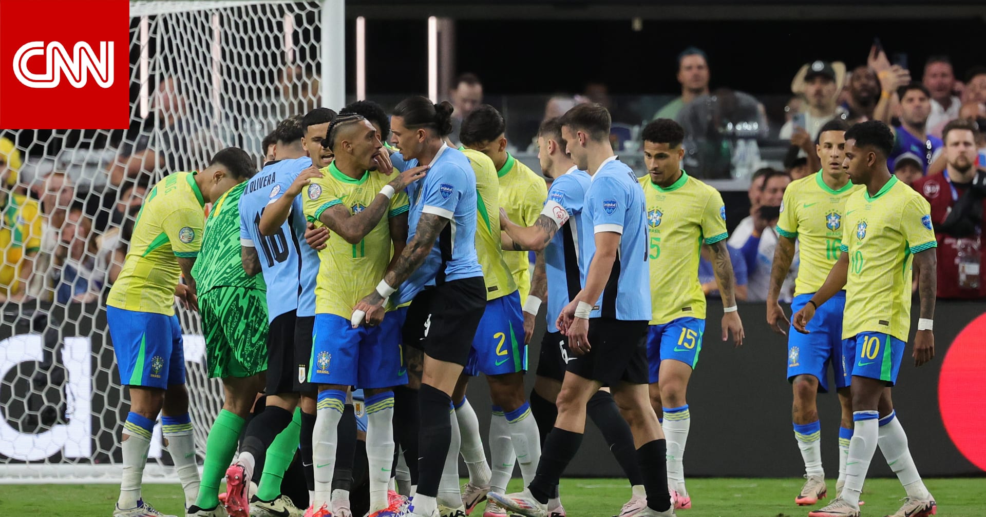 اشتباك بين لاعبي برشلونة رافينيا وأراخو خلال مباراة البرازيل والأوروغواي