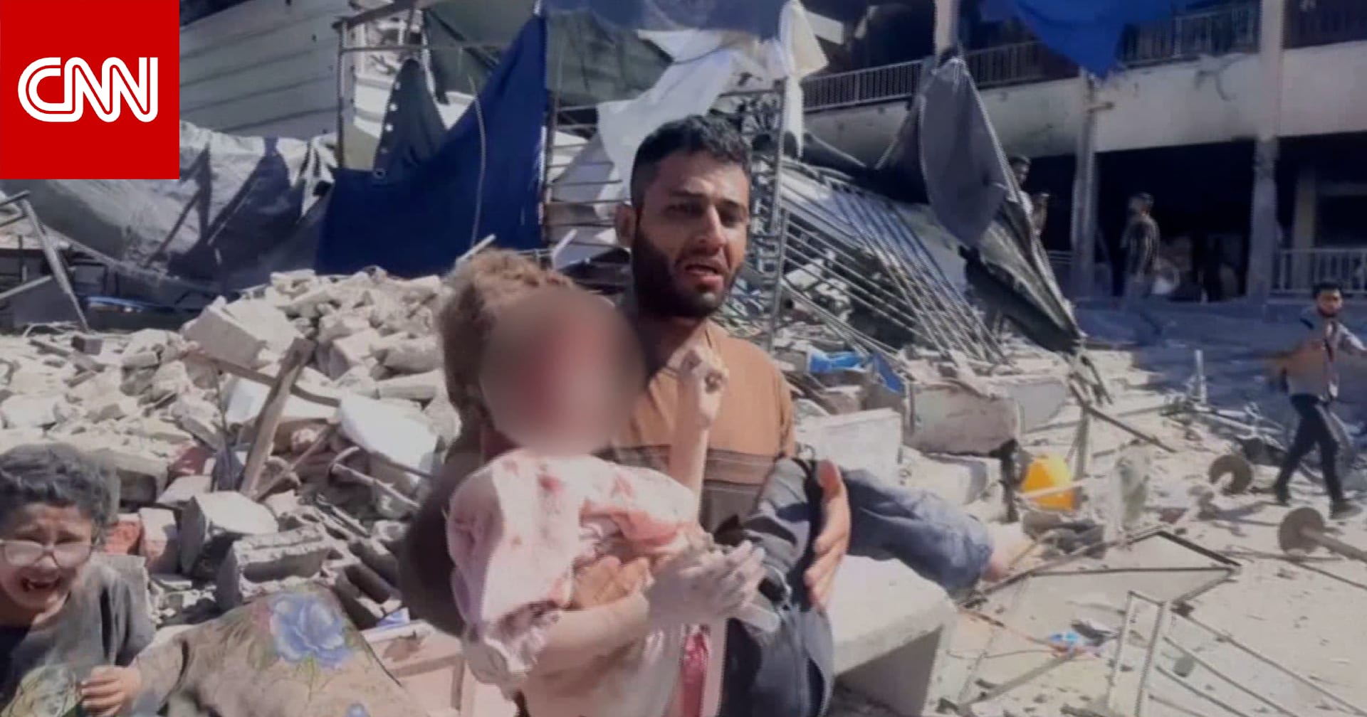 العديد منهم أطفال.. فيديو يظهر آثار الغارة الجوية الإسرائيلية على مدرستين تأويان مدنيين في غزة