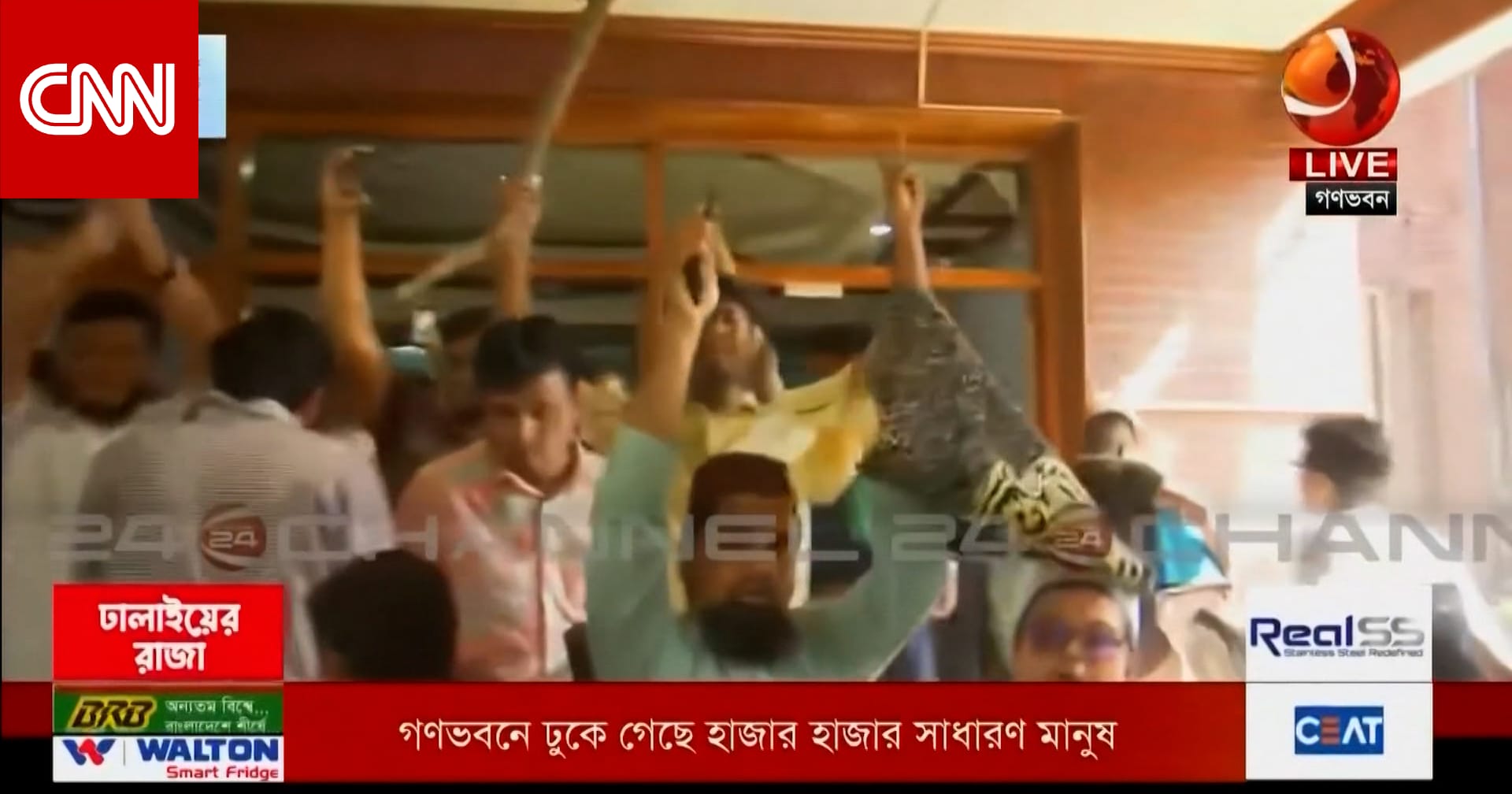 شاهد متظاهرين يقتحمون مقر إقامة رئيسة وزراء بنغلاديش.. وشيخة حسينة تستقيل