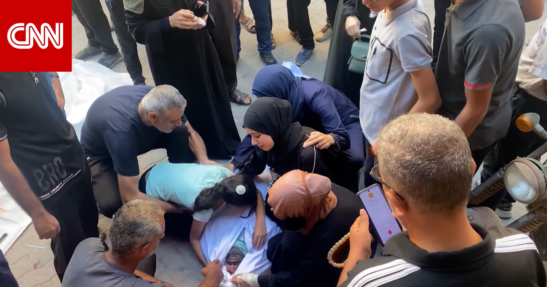أصبحوا أشلاء أثناء أداء صلاة الفجر.. غارة إسرائيلية تستهدف فلسطينيين وتحول مدرسة إلى "مشهد من الجحيم"