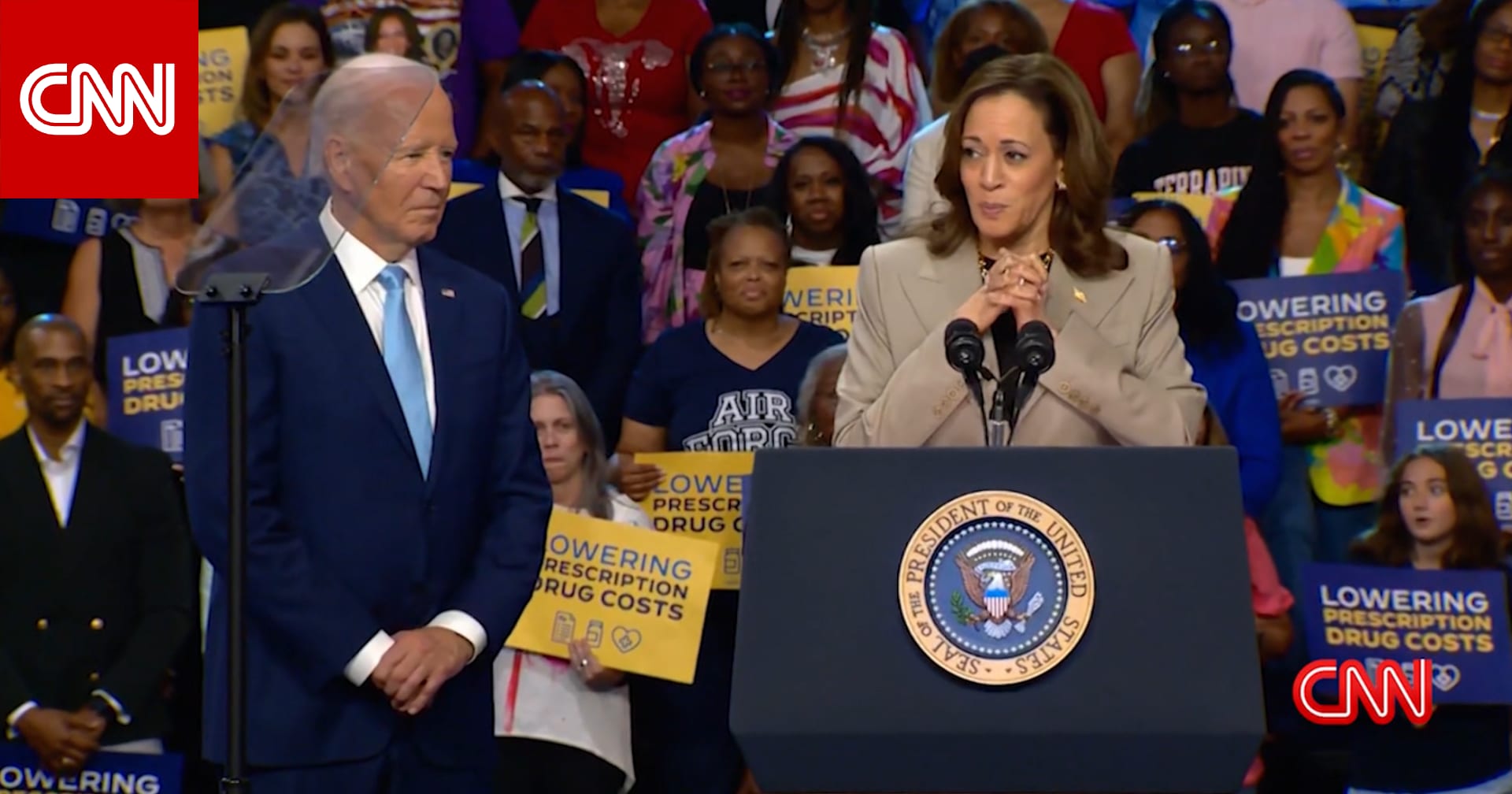 شاهد ما قالته هاريس عن بايدن في أول ظهور لهما معًا منذ تخليه عن حملة الرئاسة