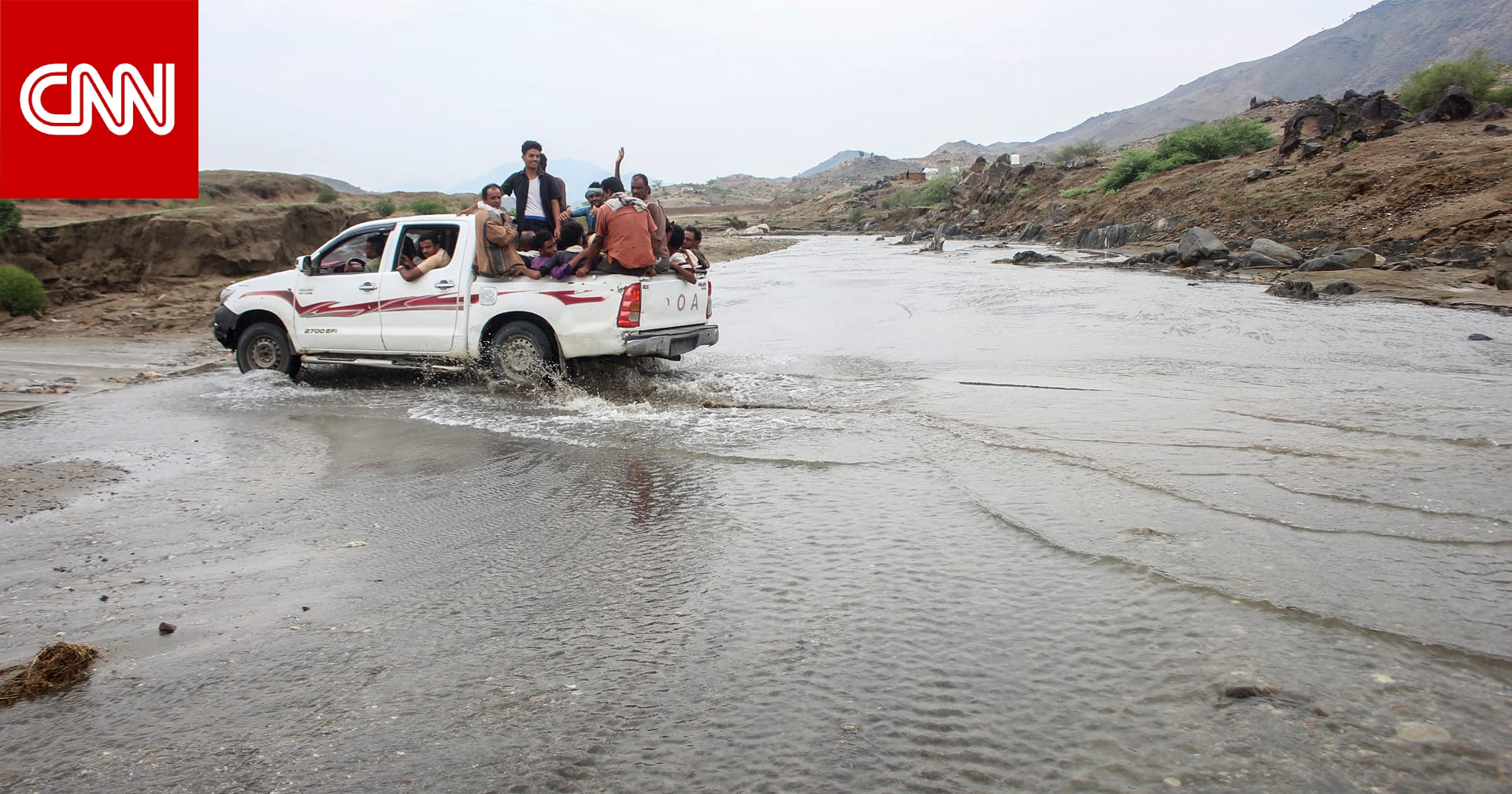 في مشهد "يحبس الأنفاس".. تداول فيديو لشاب يمني ينقذ أسرة كاملة حاصرتها السيول في إب.. وحكومة صنعاء تعلق
