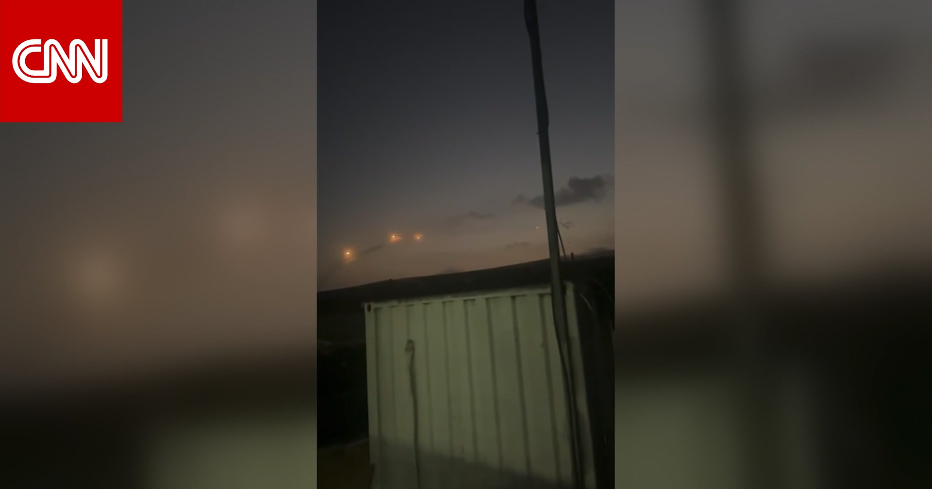 انفجارات عنيفة وقصف متبادل.. ما الذي يحدث بين حزب الله وإسرائيل؟
