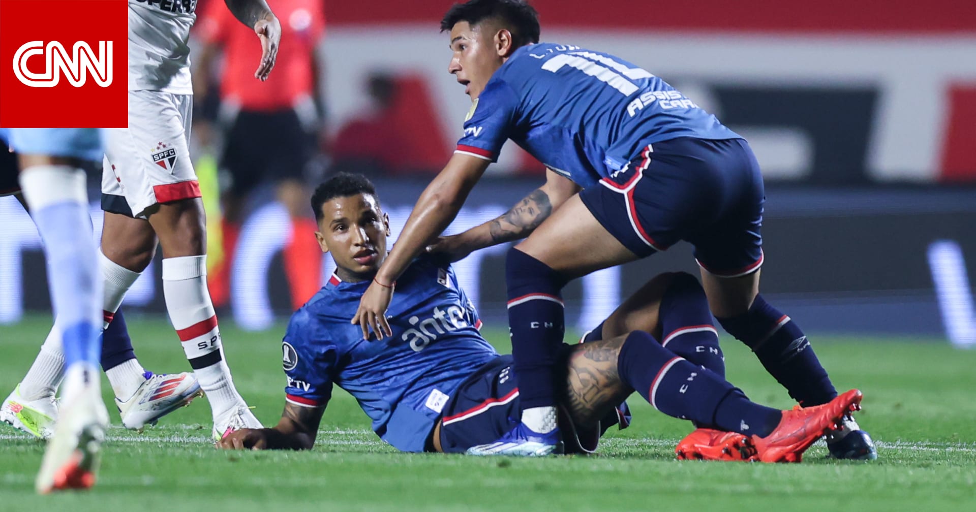بعد إعلان وفاته.. فيديو لحظة انهيار اللاعب خوان إزكويردو يثير تفاعلا