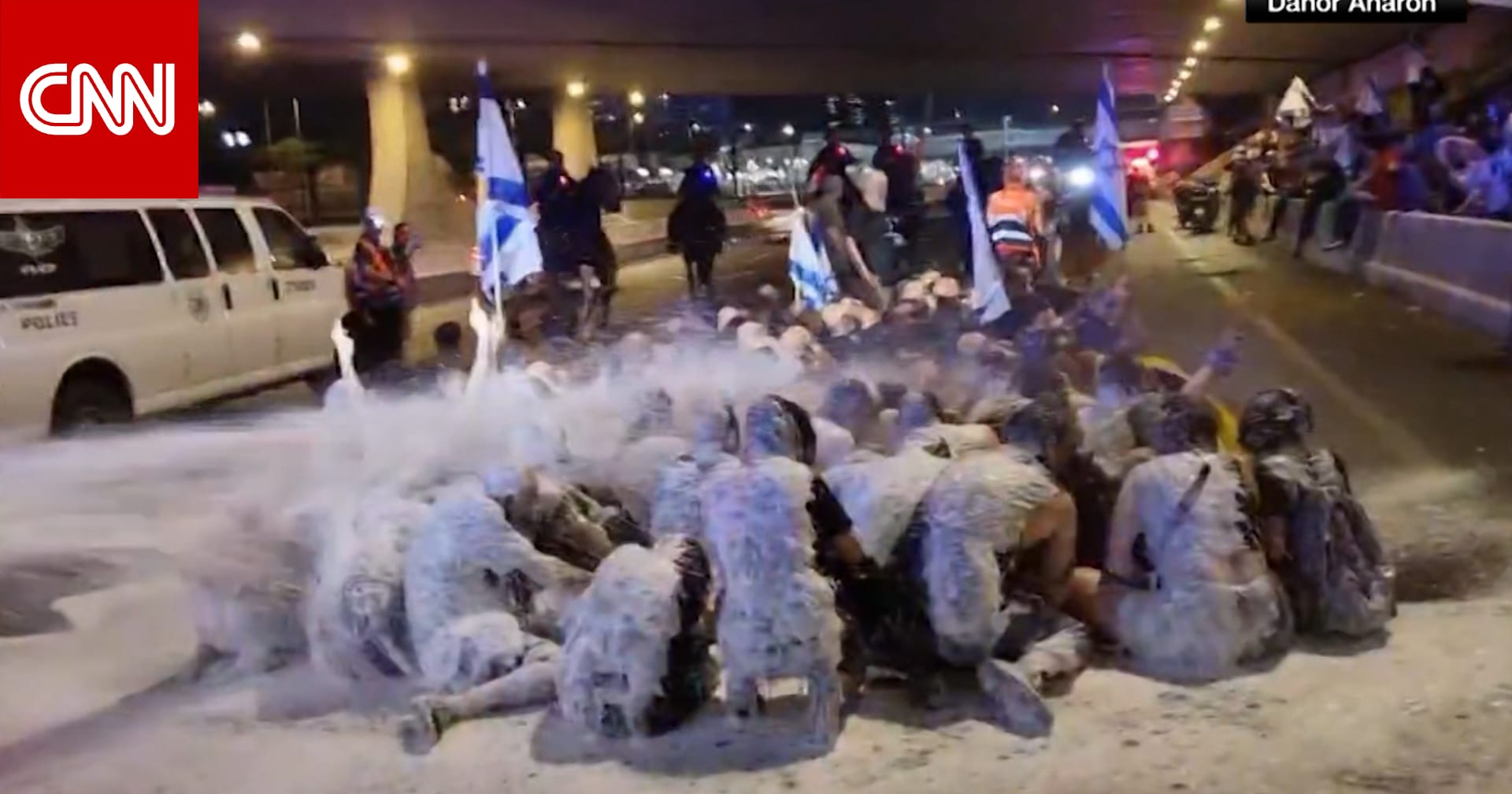 شاهد كيف واجهت الشرطة الإسرائيلية المتظاهرين المطالبين بصفقة مع حماس