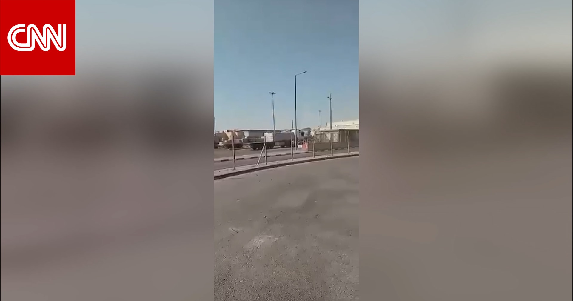 فيديو مزعوم لمسلح يمشي في موقع حادثة معبر اللنبي بينما يمكن سماع إطلاق أعيرة نارية