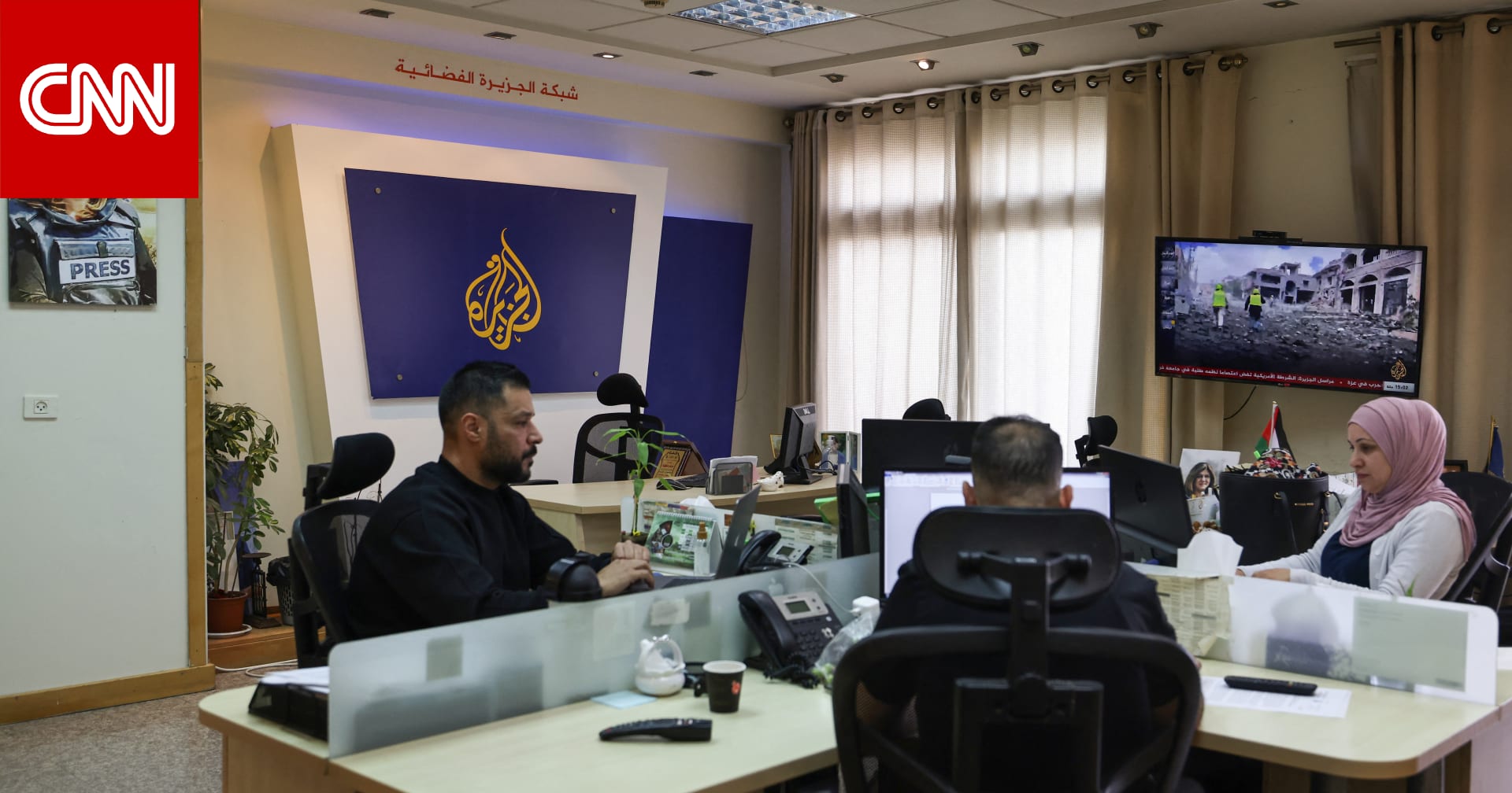 "الجزيرة" تبث لقطات لجنود إسرائيليين يدخلون مكتبها في رام الله ويغلقونه
