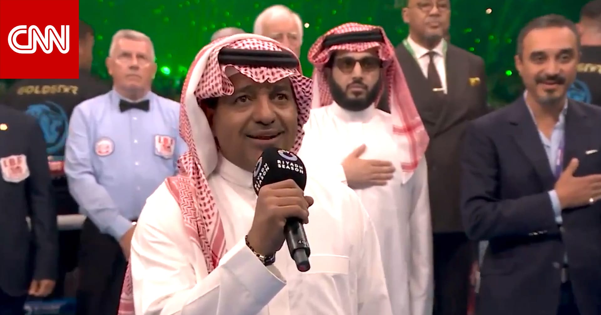 راشد الماجد يؤدي النشيد السعودي في نزال ويمبلي والقصبي يتفاعل
